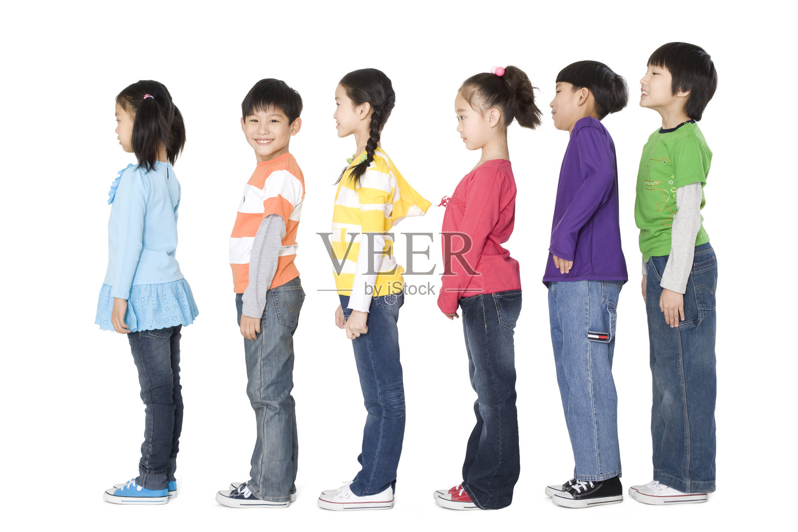 儿童排成一排照片摄影图片
