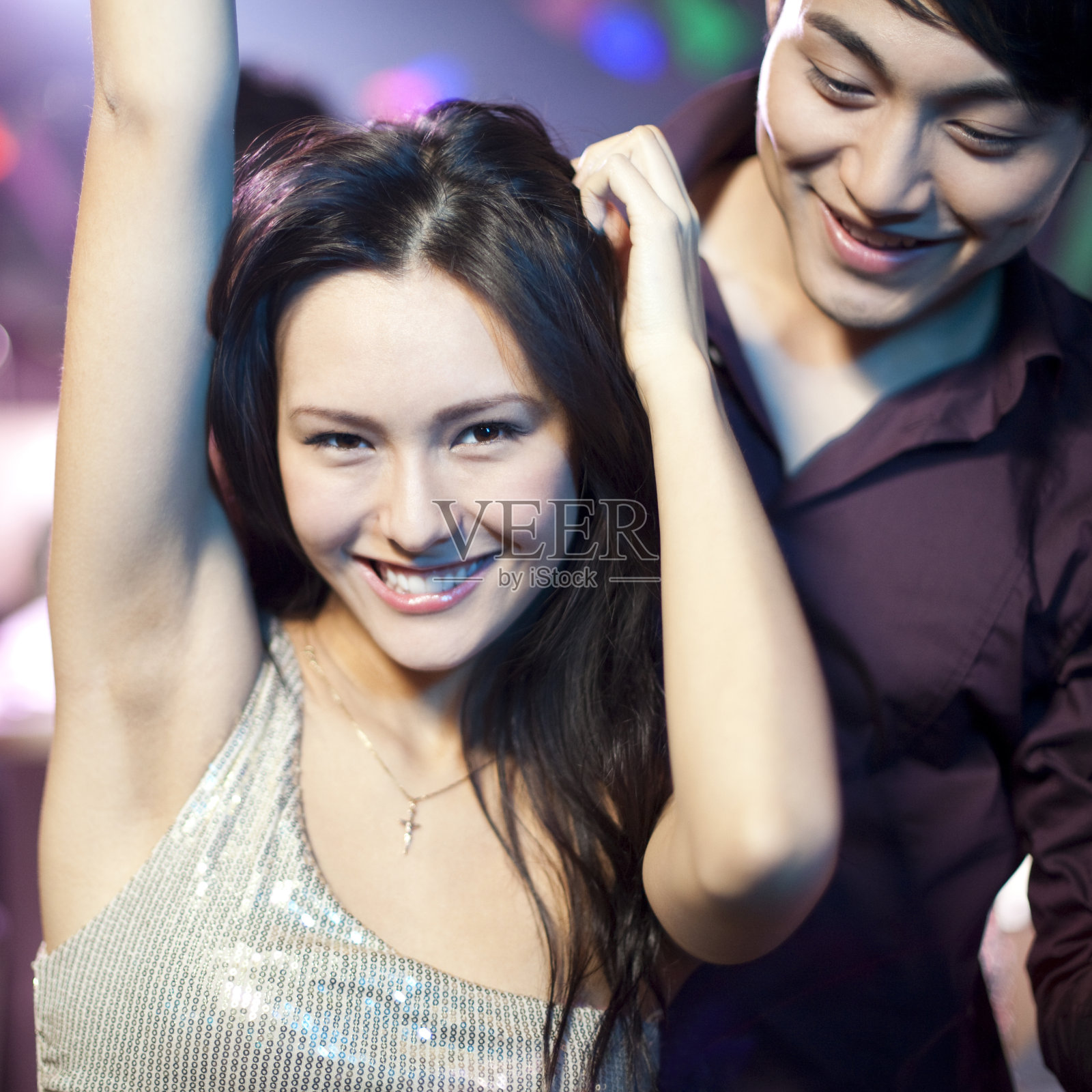 时尚年轻人在酒吧跳舞照片摄影图片