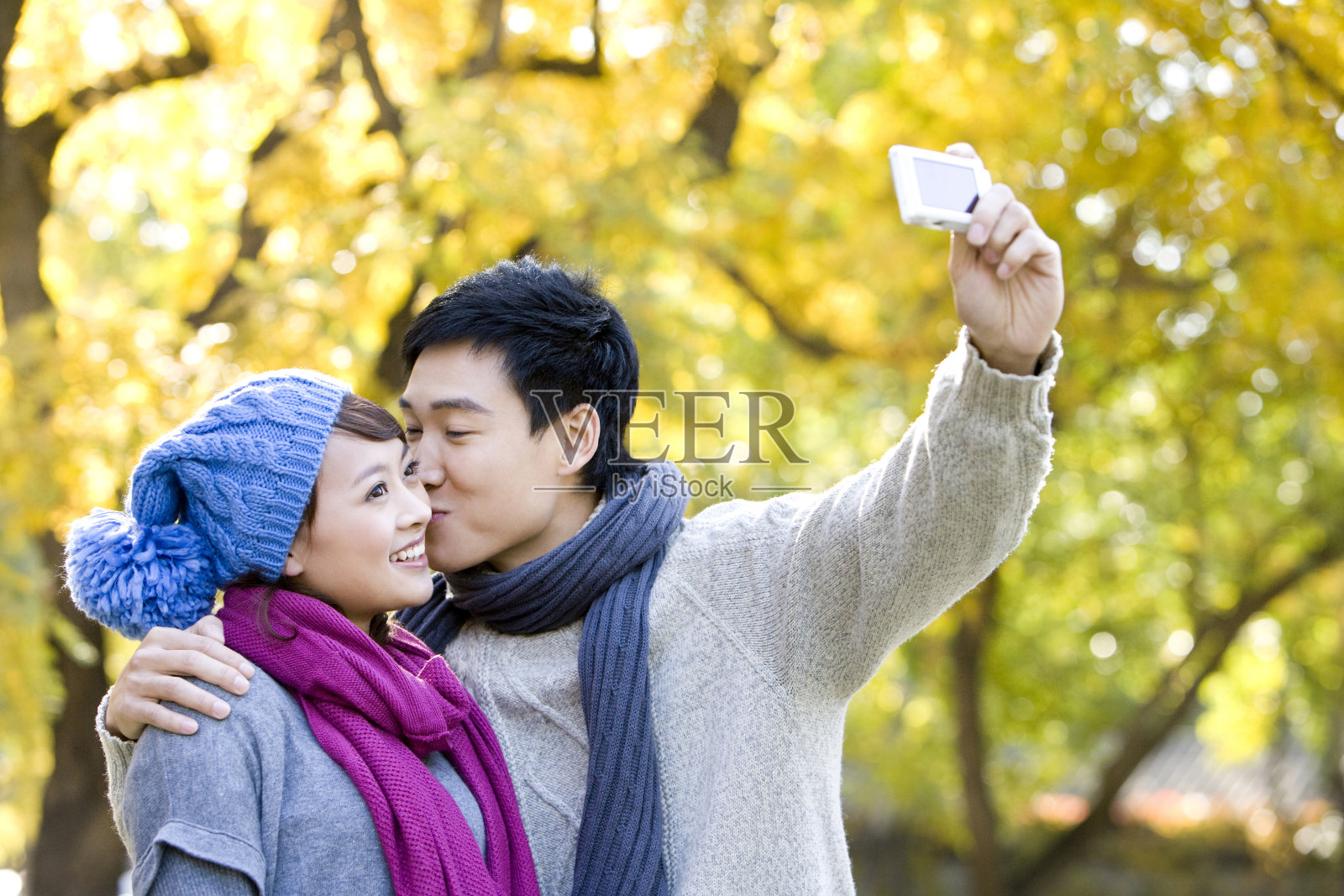 青年情侣用相机自拍照片摄影图片