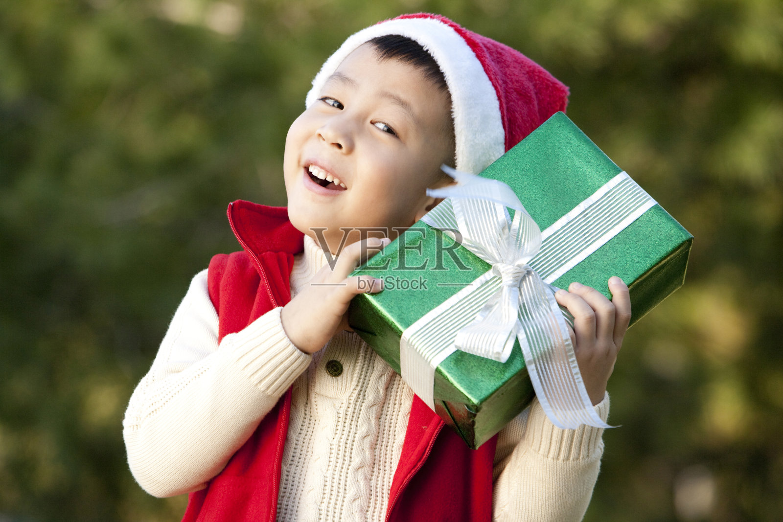 小男孩和圣诞礼物照片摄影图片
