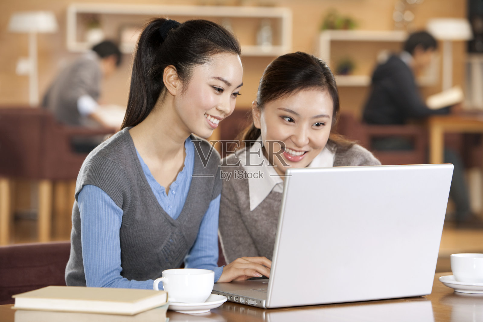 青年女子在书吧上网照片摄影图片