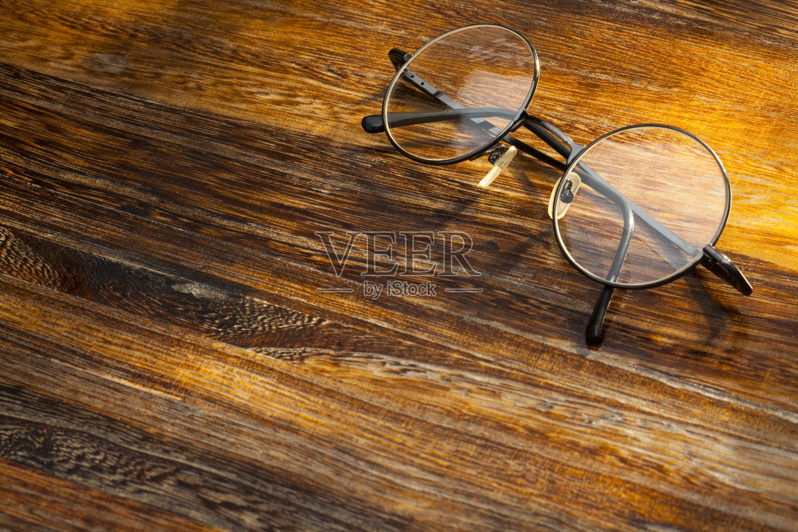 桌子上的眼镜照片摄影图片