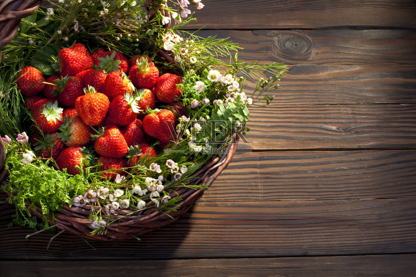 篮子里的草莓照片摄影图片