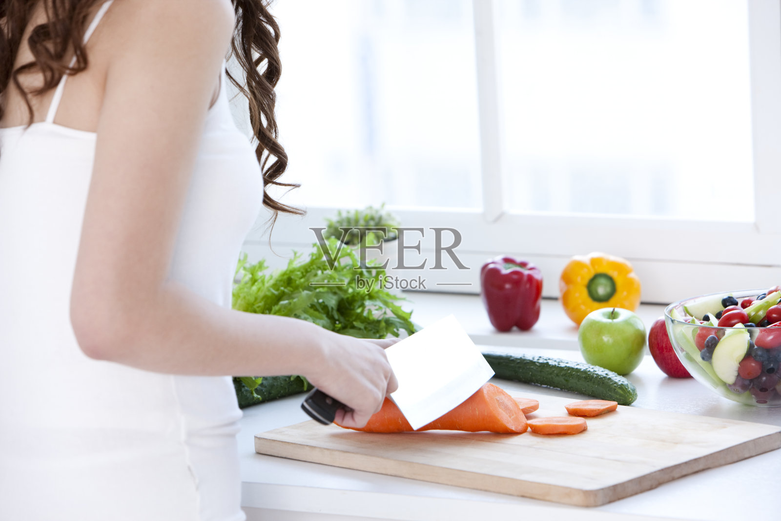 厨房内切菜的年轻女性照片摄影图片