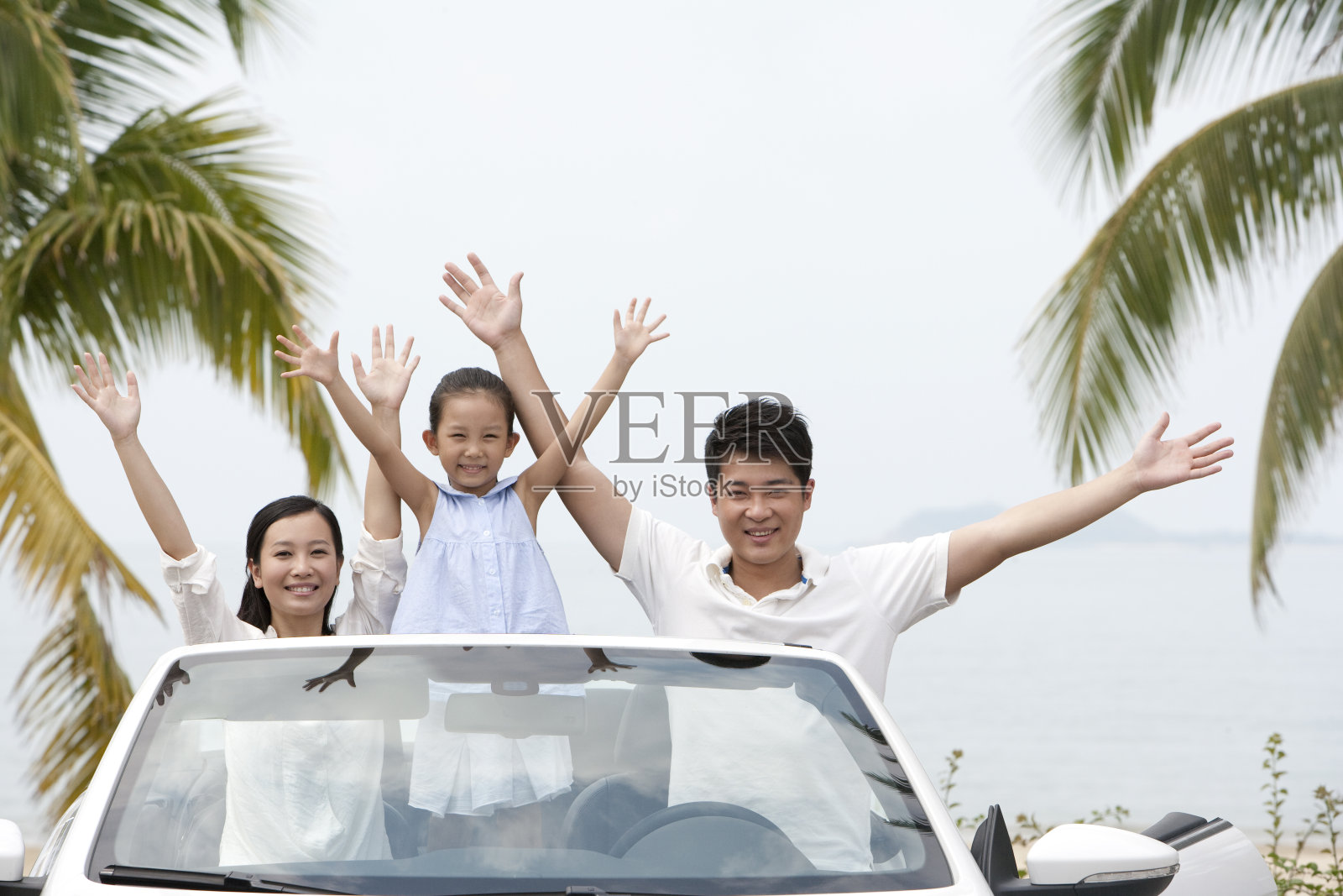一家三口驾敞篷车出游照片摄影图片