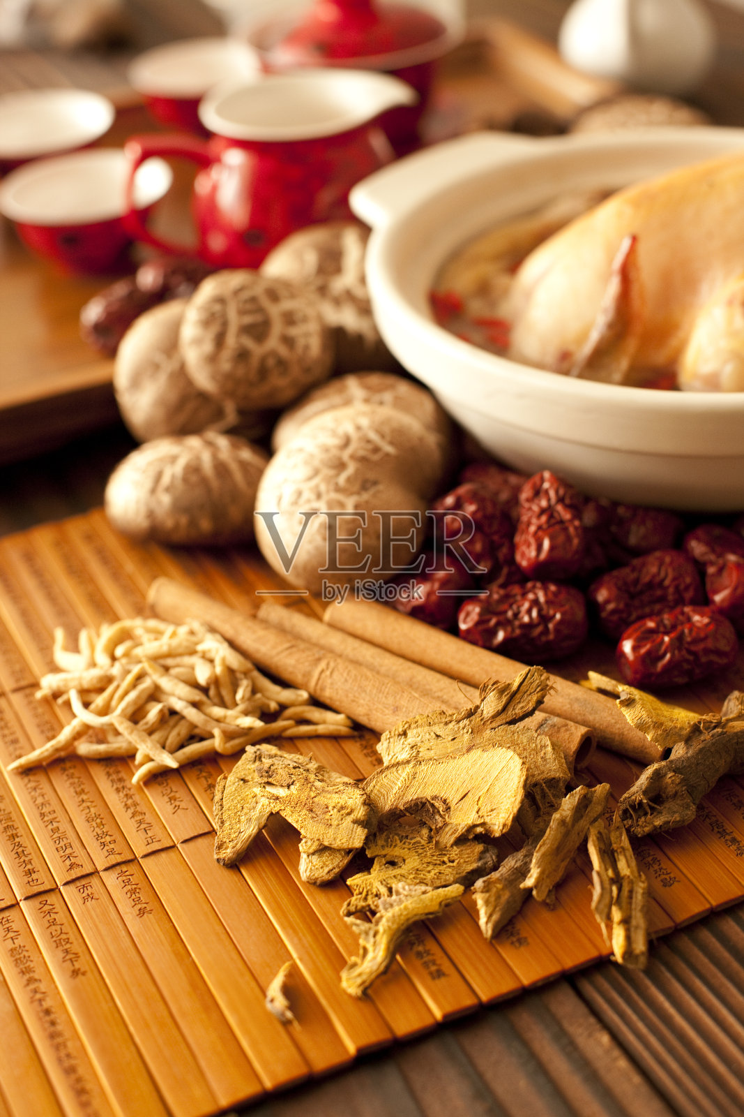 小鸡炖蘑菇和配料照片摄影图片