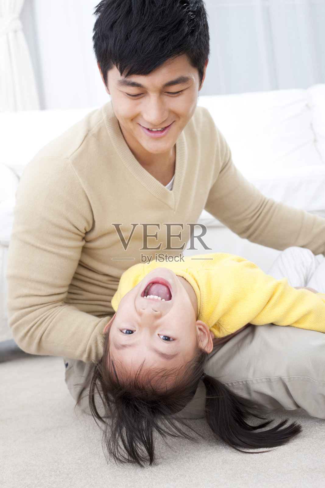 父女一起嬉戏照片摄影图片