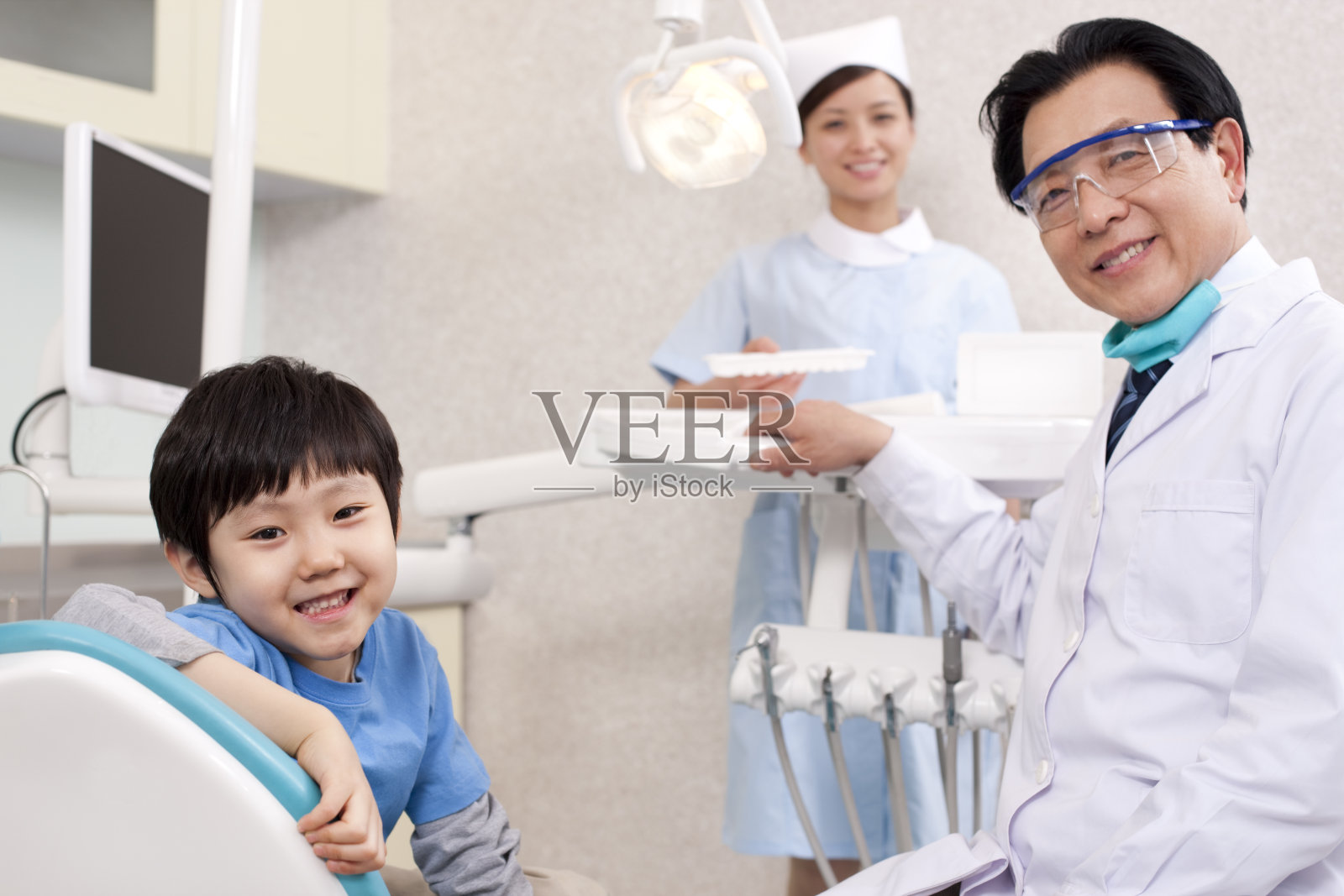 医生和病人在牙科诊所照片摄影图片