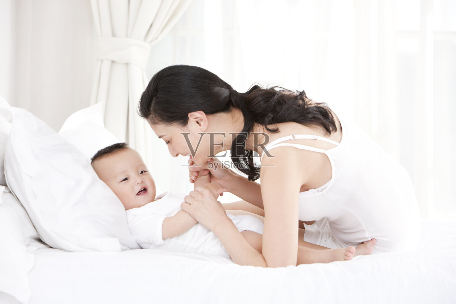 母亲和婴儿照片摄影图片