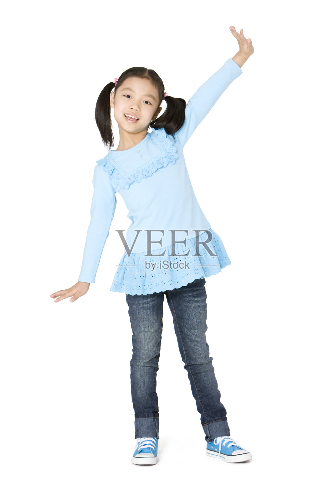 小女孩全身像照片摄影图片