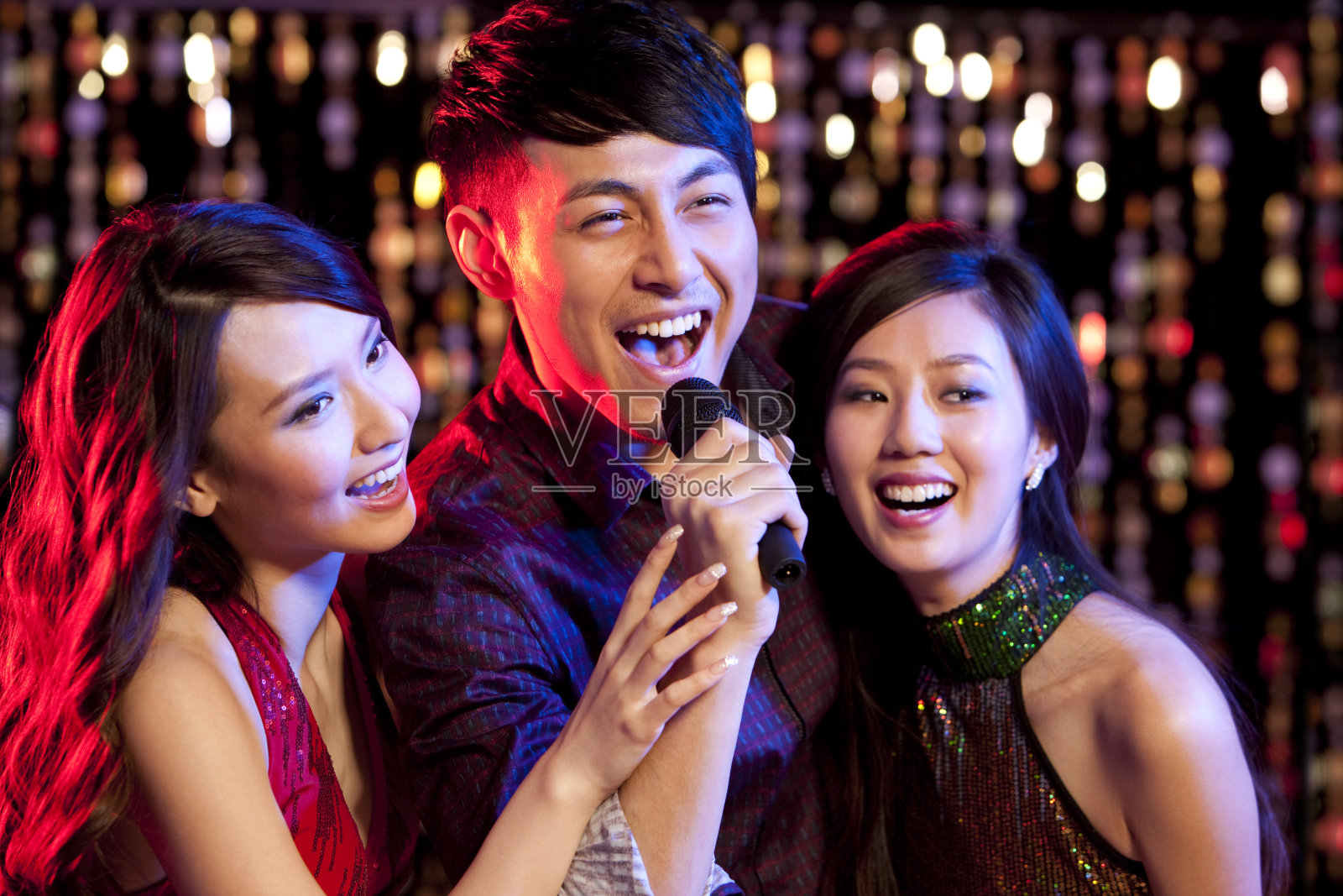 时尚青年唱卡拉OK照片摄影图片