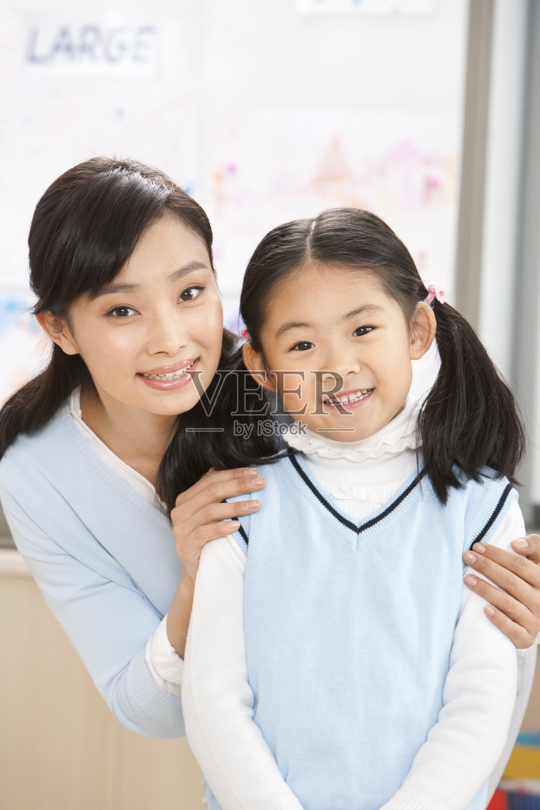 老师和小学生肖像照片摄影图片