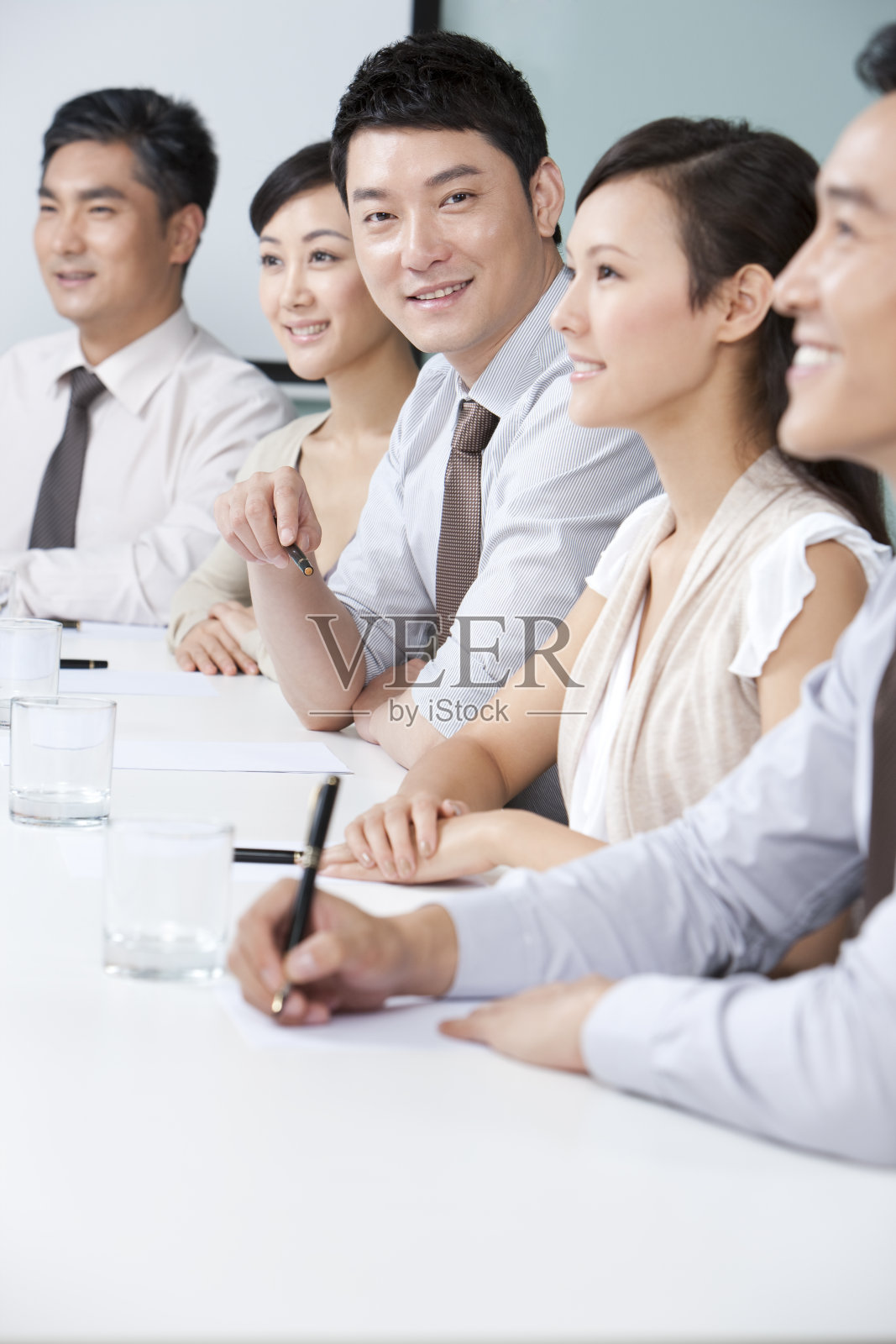 商务人士在会议室照片摄影图片