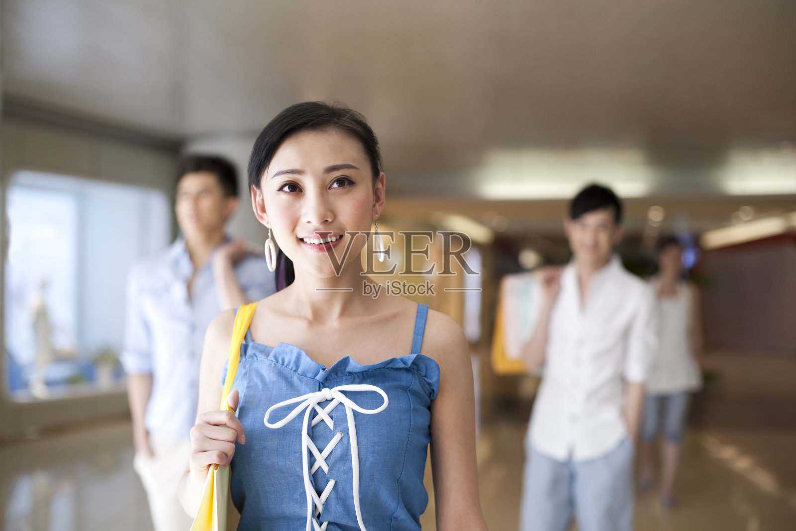 时尚青年购物照片摄影图片