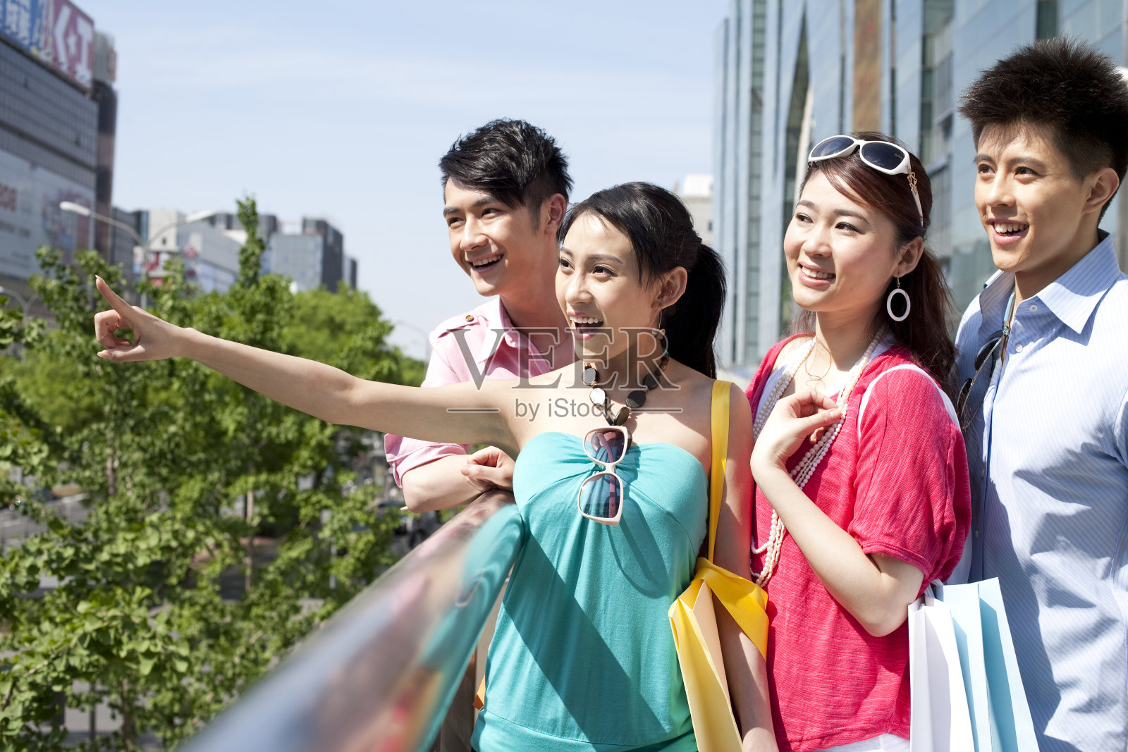 时尚青年购物照片摄影图片