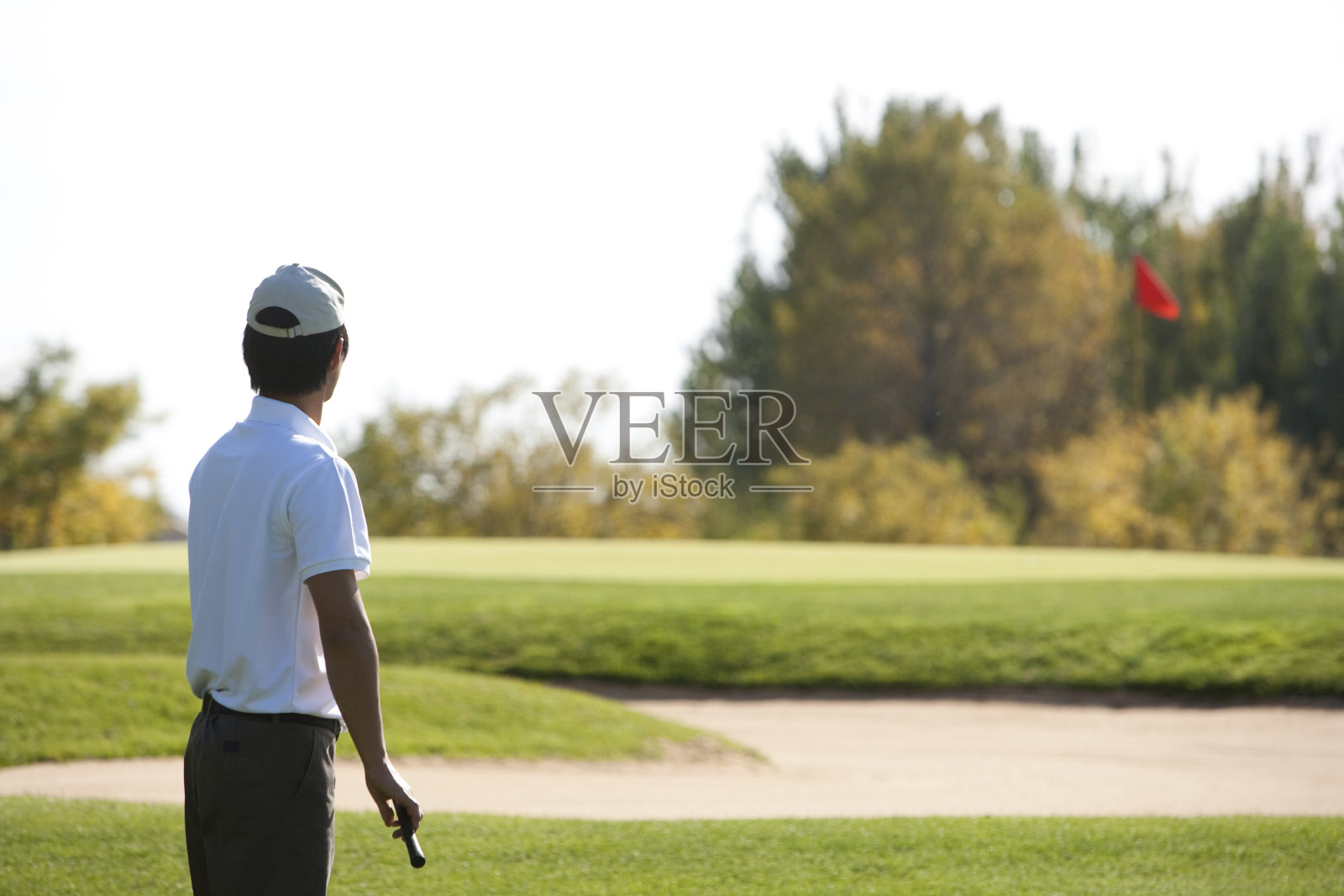 青年男子在高尔夫球场照片摄影图片