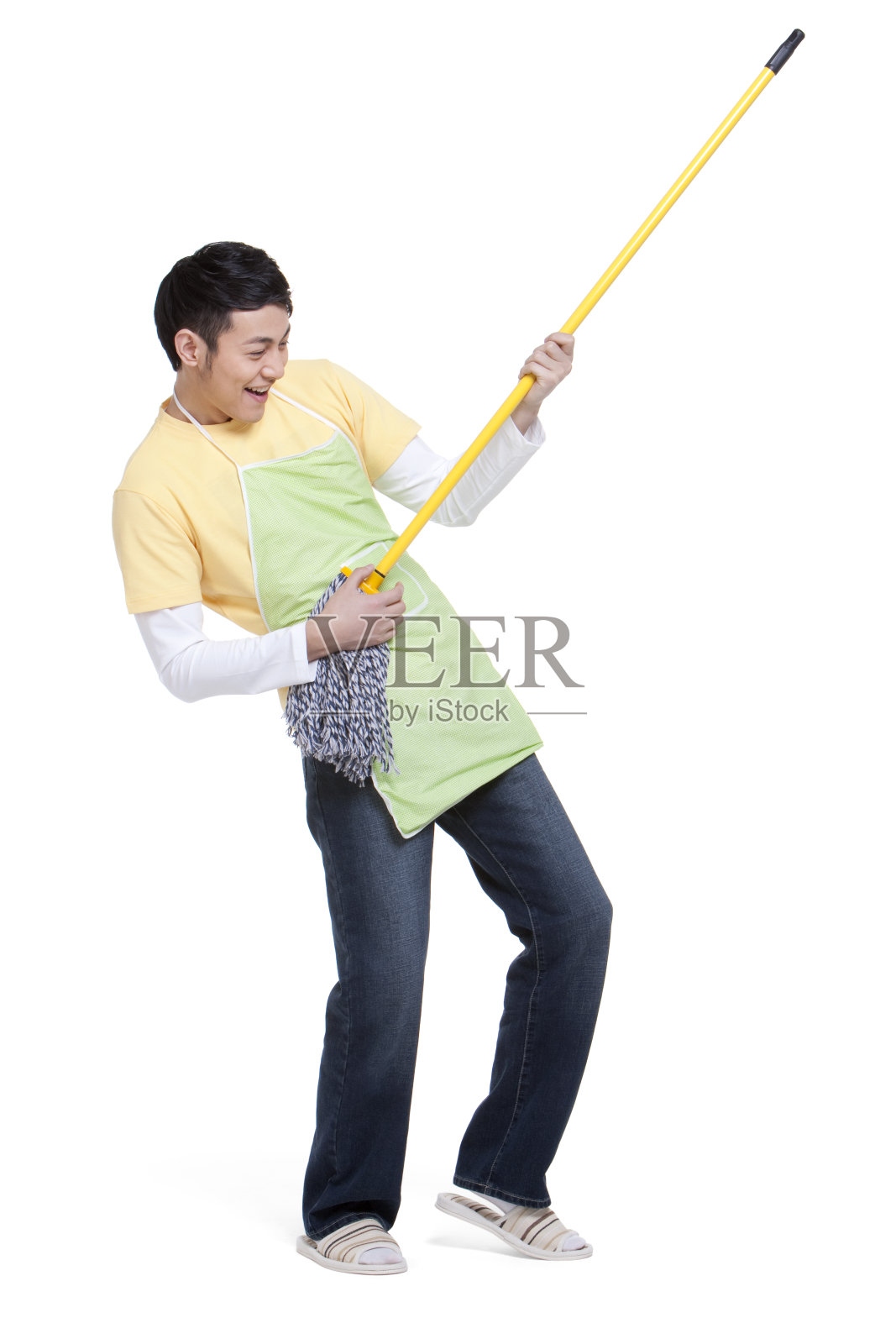 居家青年男性和拖把照片摄影图片