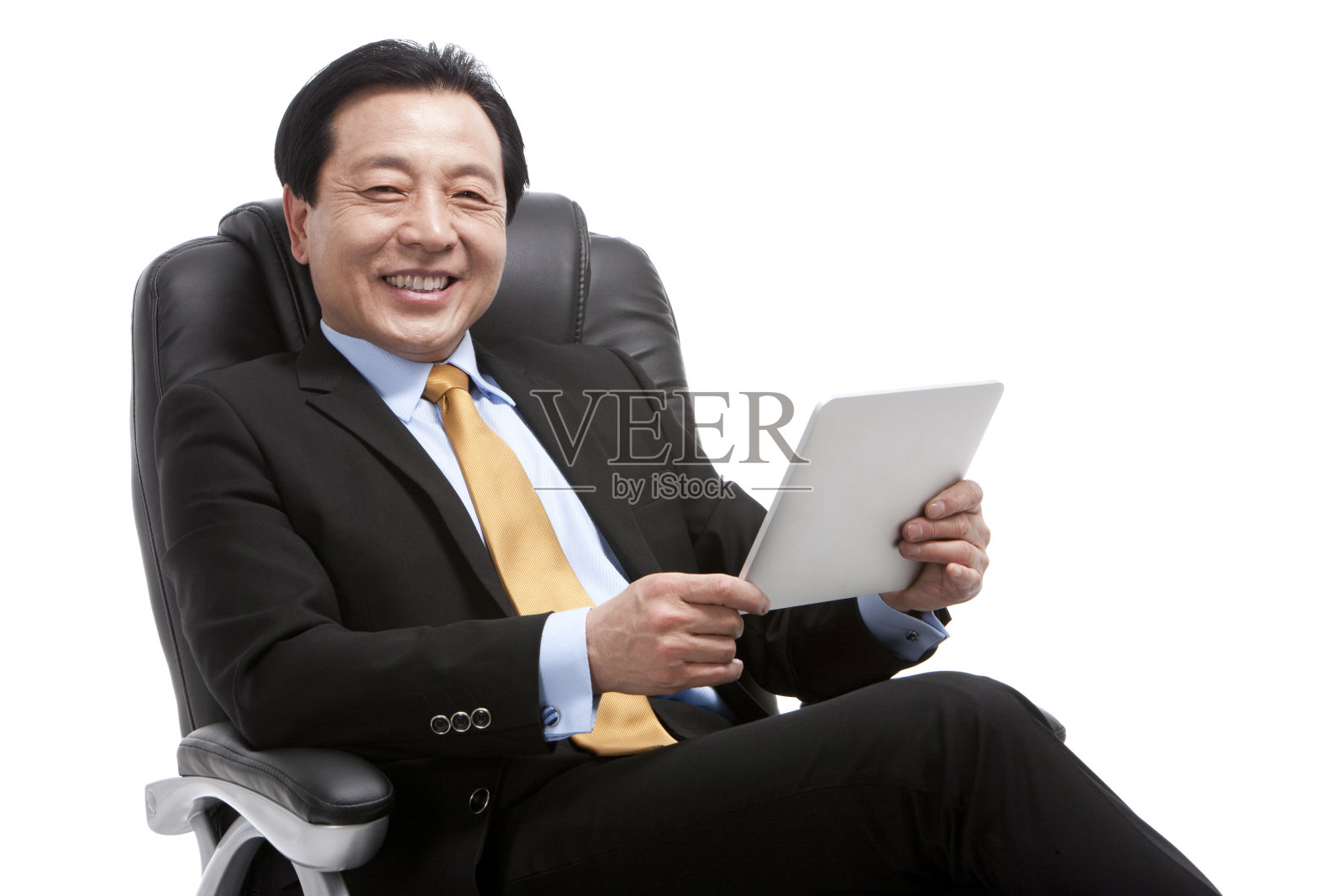 中年商务人士坐在老板椅上用平板电脑照片摄影图片