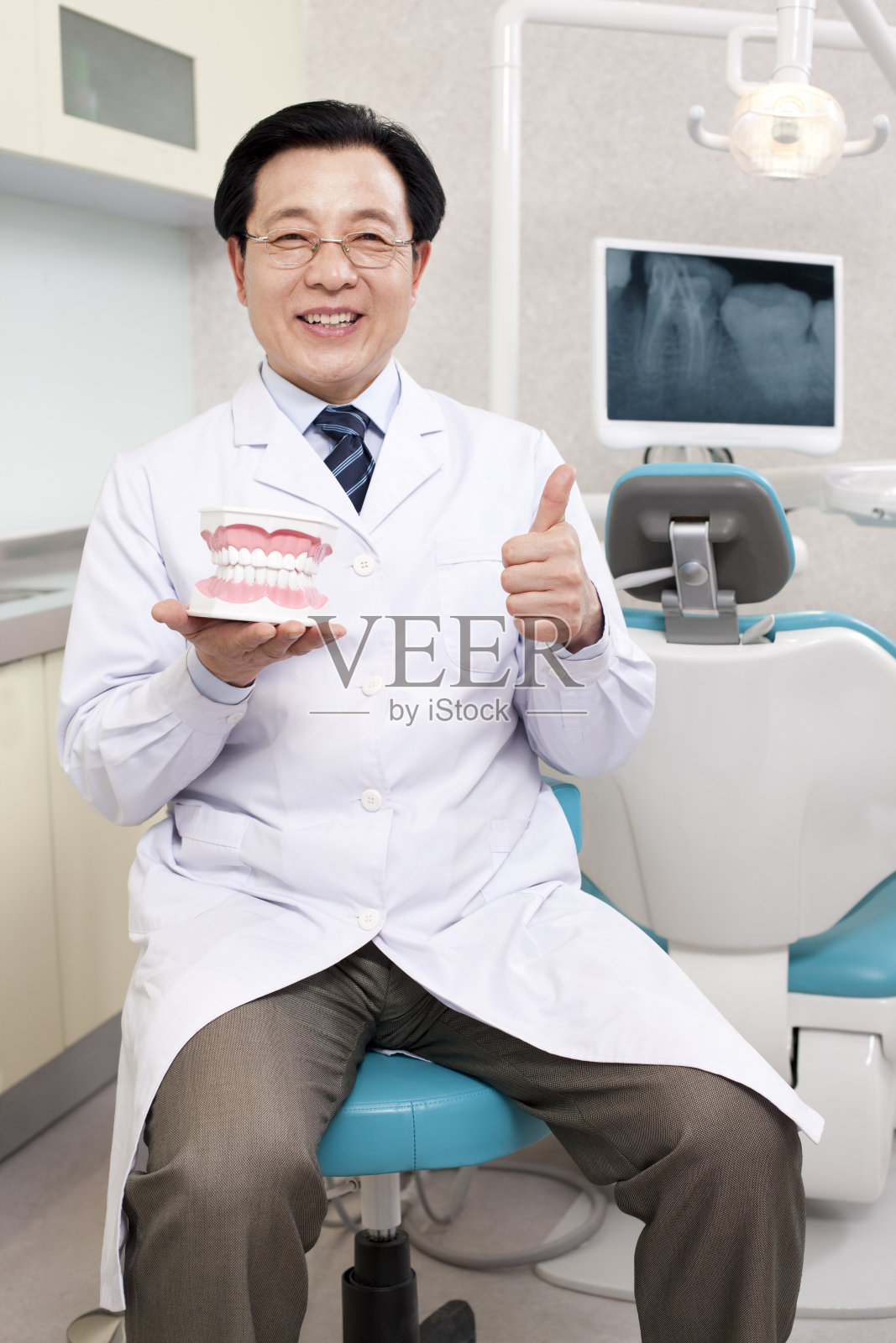 牙医在牙科诊所照片摄影图片