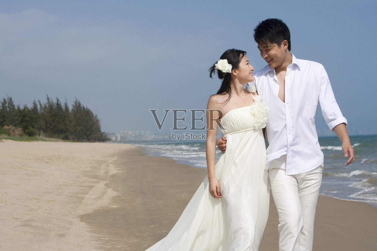 海滩浪漫婚纱情侣照片摄影图片