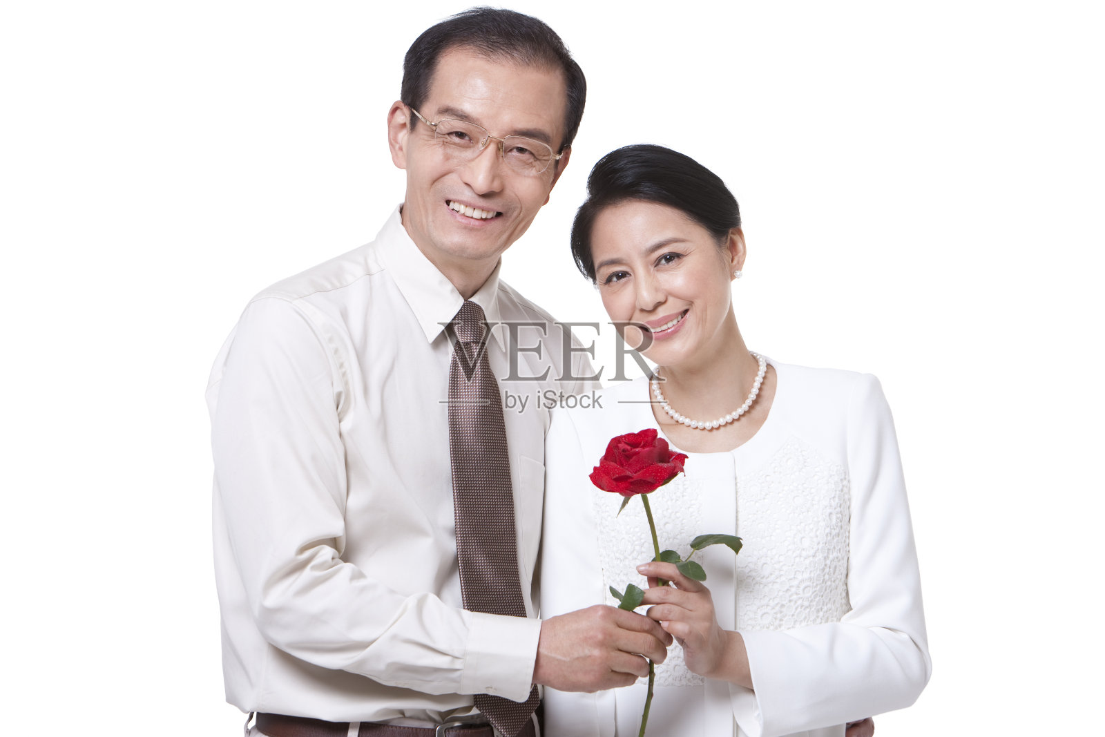 中年夫妇和玫瑰花照片摄影图片