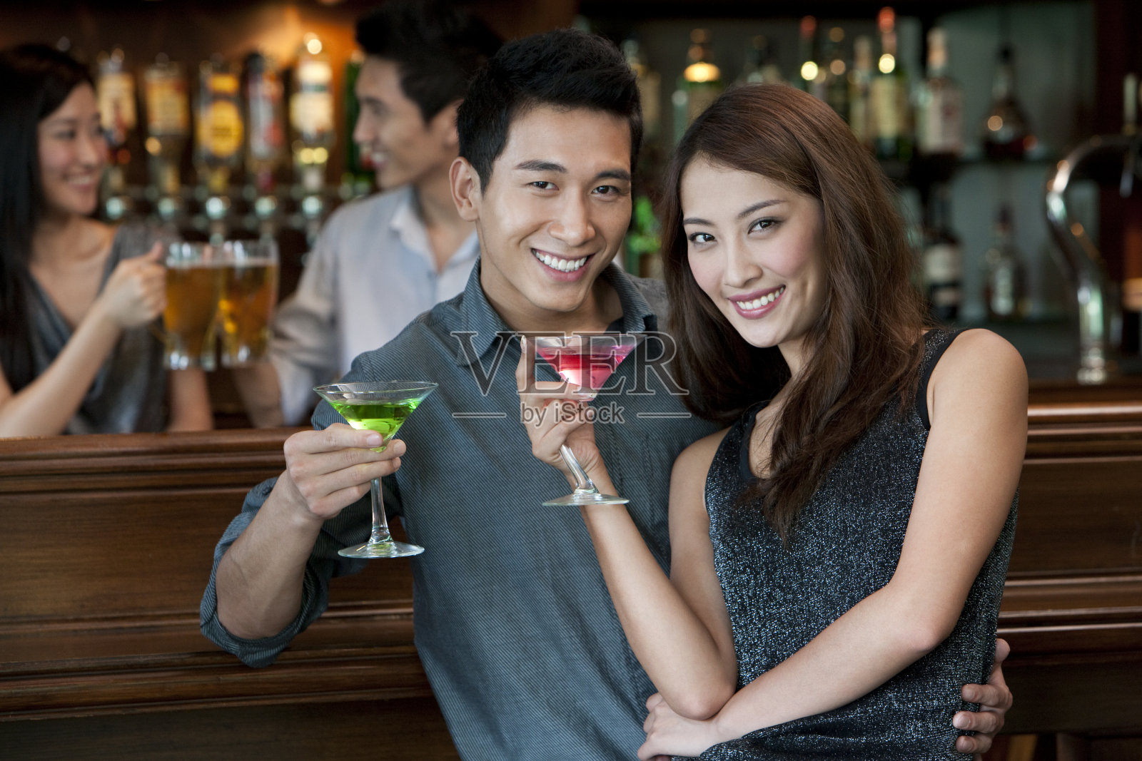 青年男女在酒吧照片摄影图片