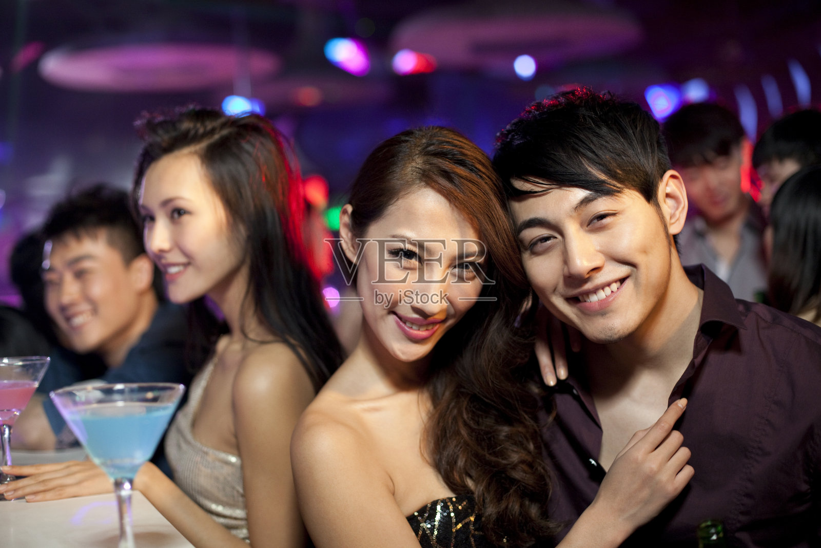 时尚年轻人在酒吧照片摄影图片
