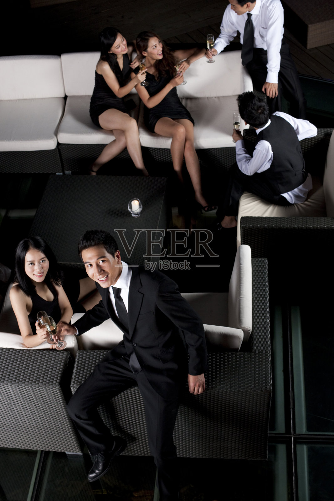 时尚青年男女开PARTY照片摄影图片