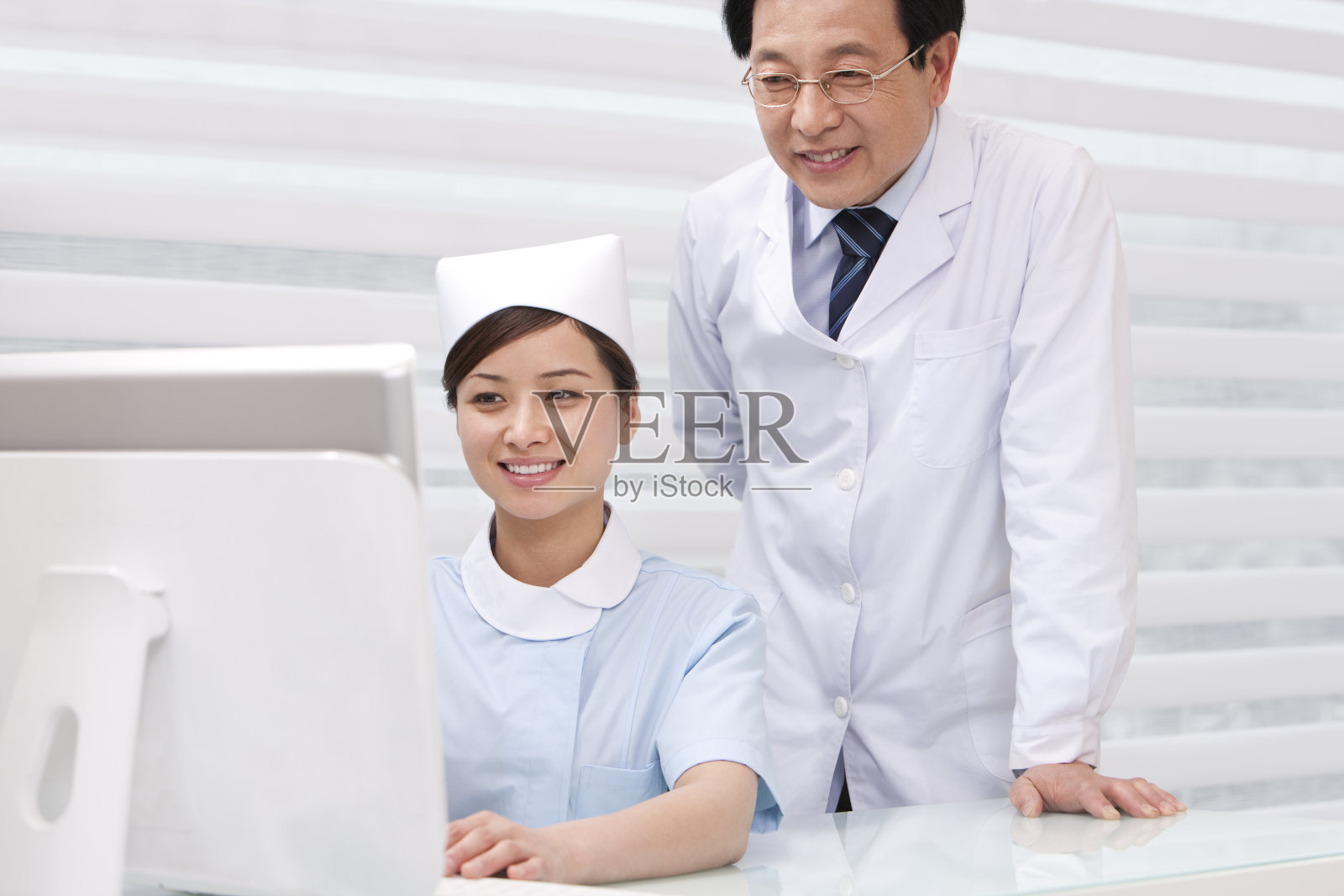 医生和护士使用电脑照片摄影图片