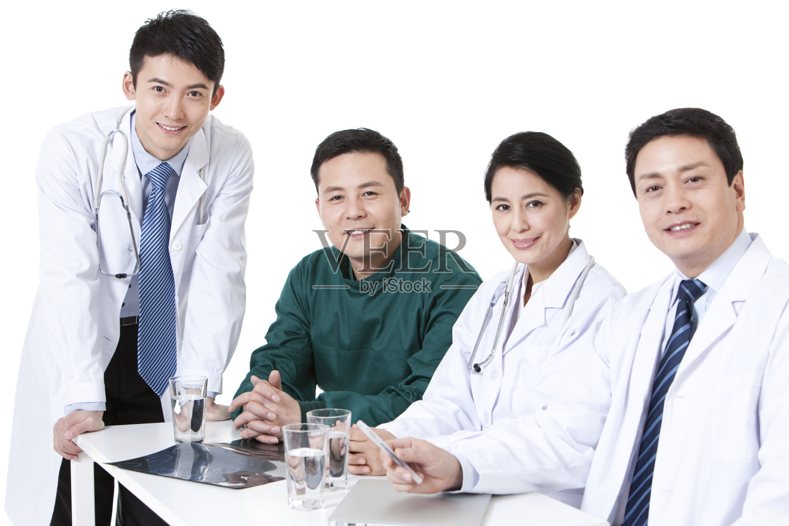 医生们在办公室照片摄影图片