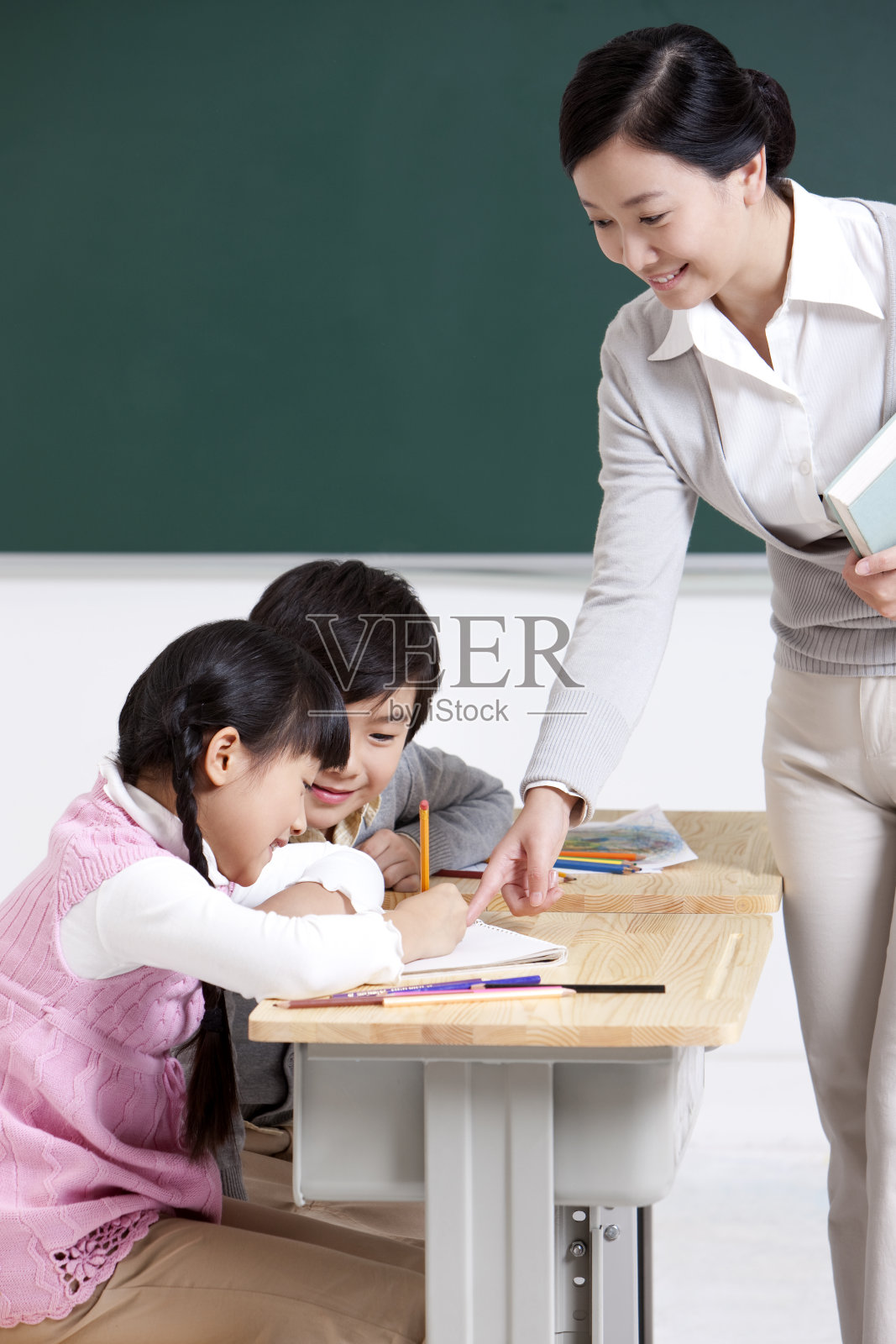 老师指导小学生照片摄影图片