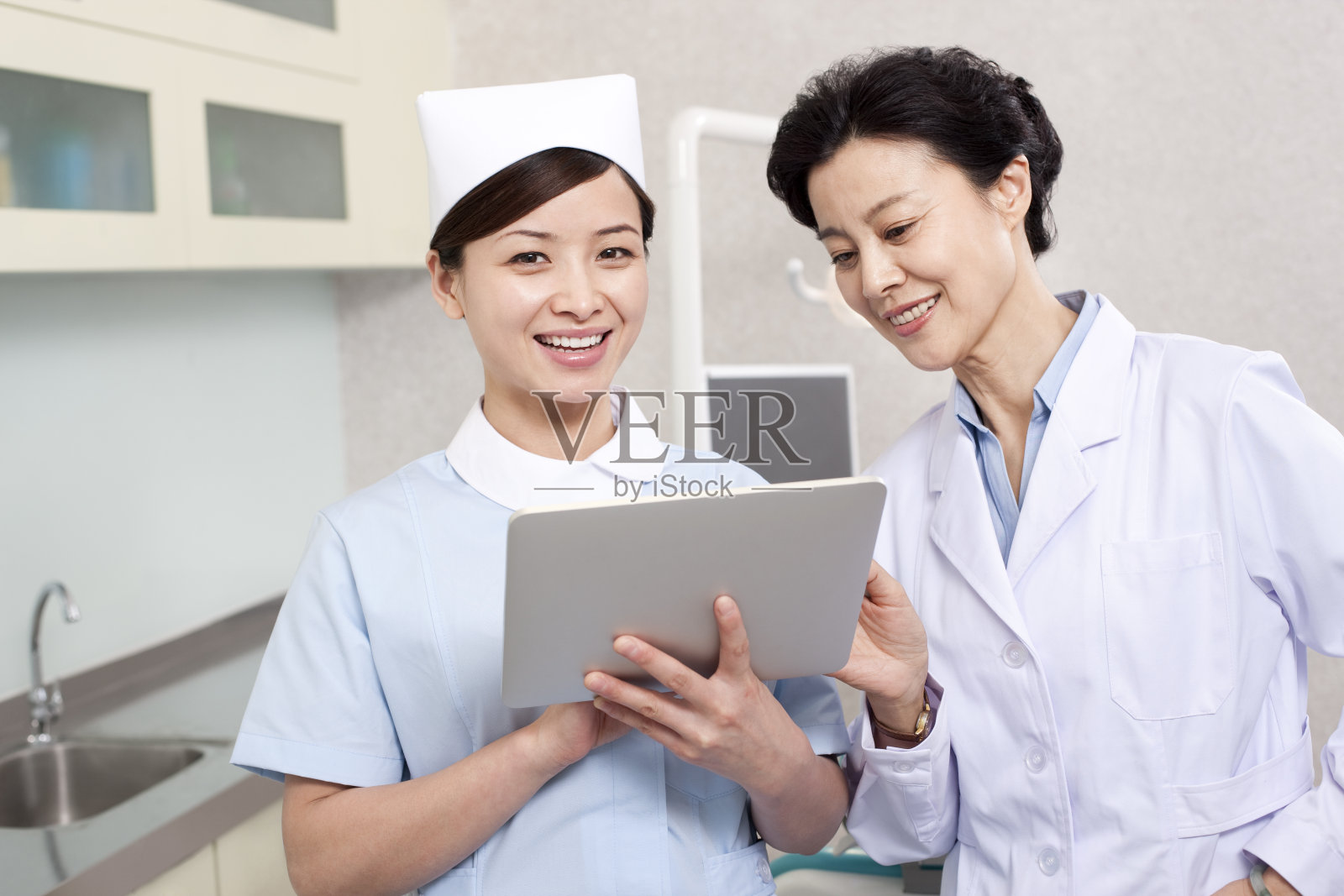 牙医和护士在牙科诊所照片摄影图片