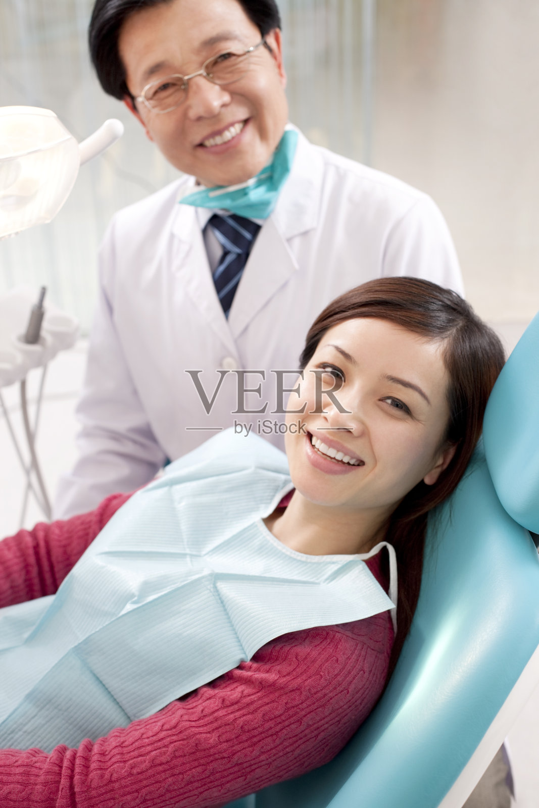 医生和患者在牙科诊所照片摄影图片