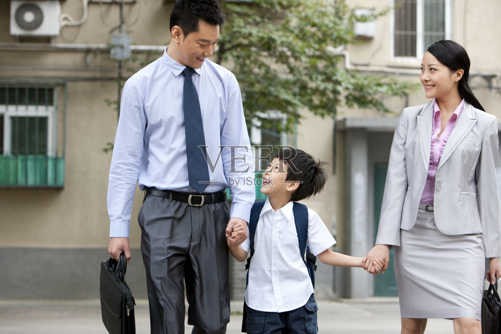 一家三口快乐出发照片摄影图片