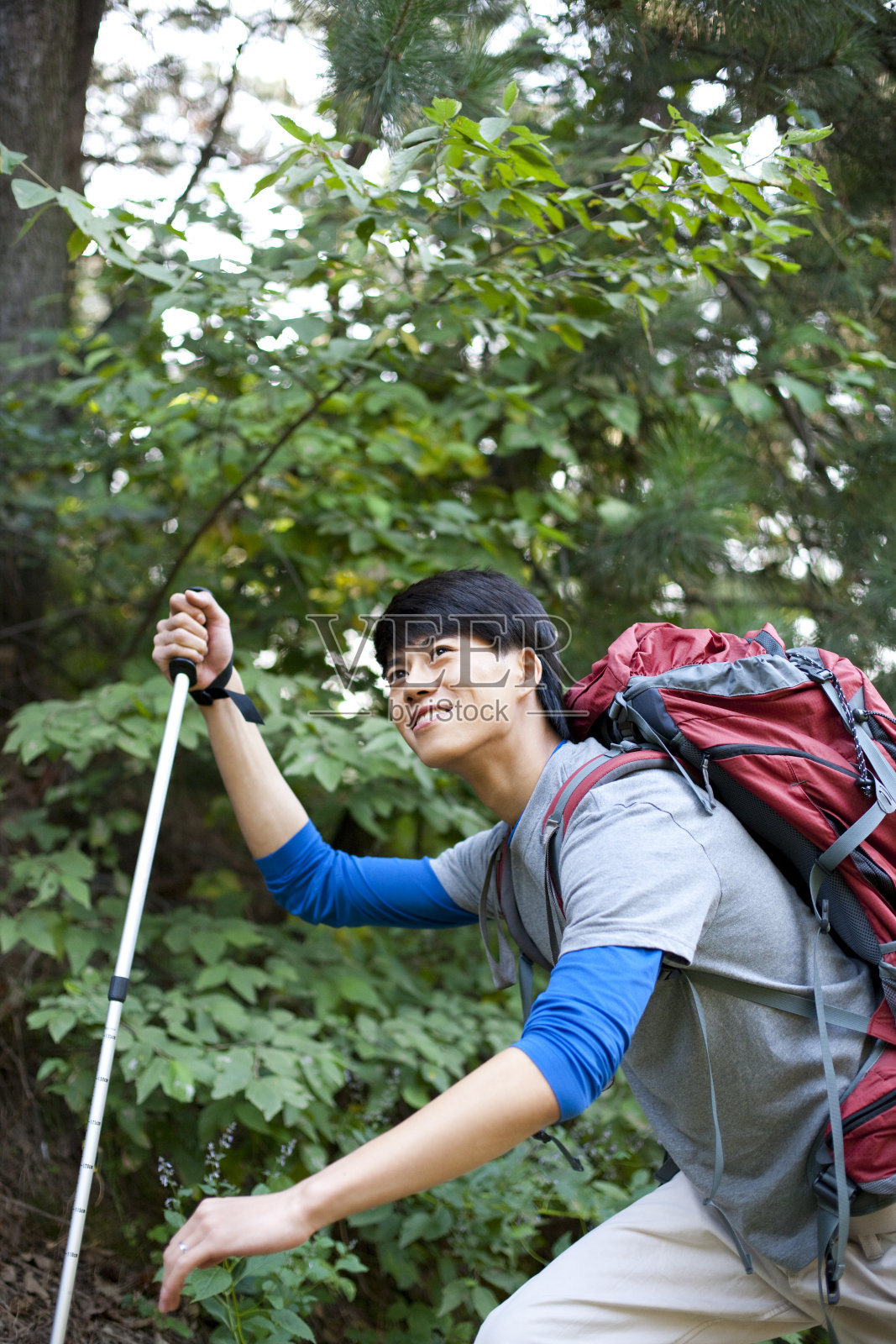 活力青年登山照片摄影图片