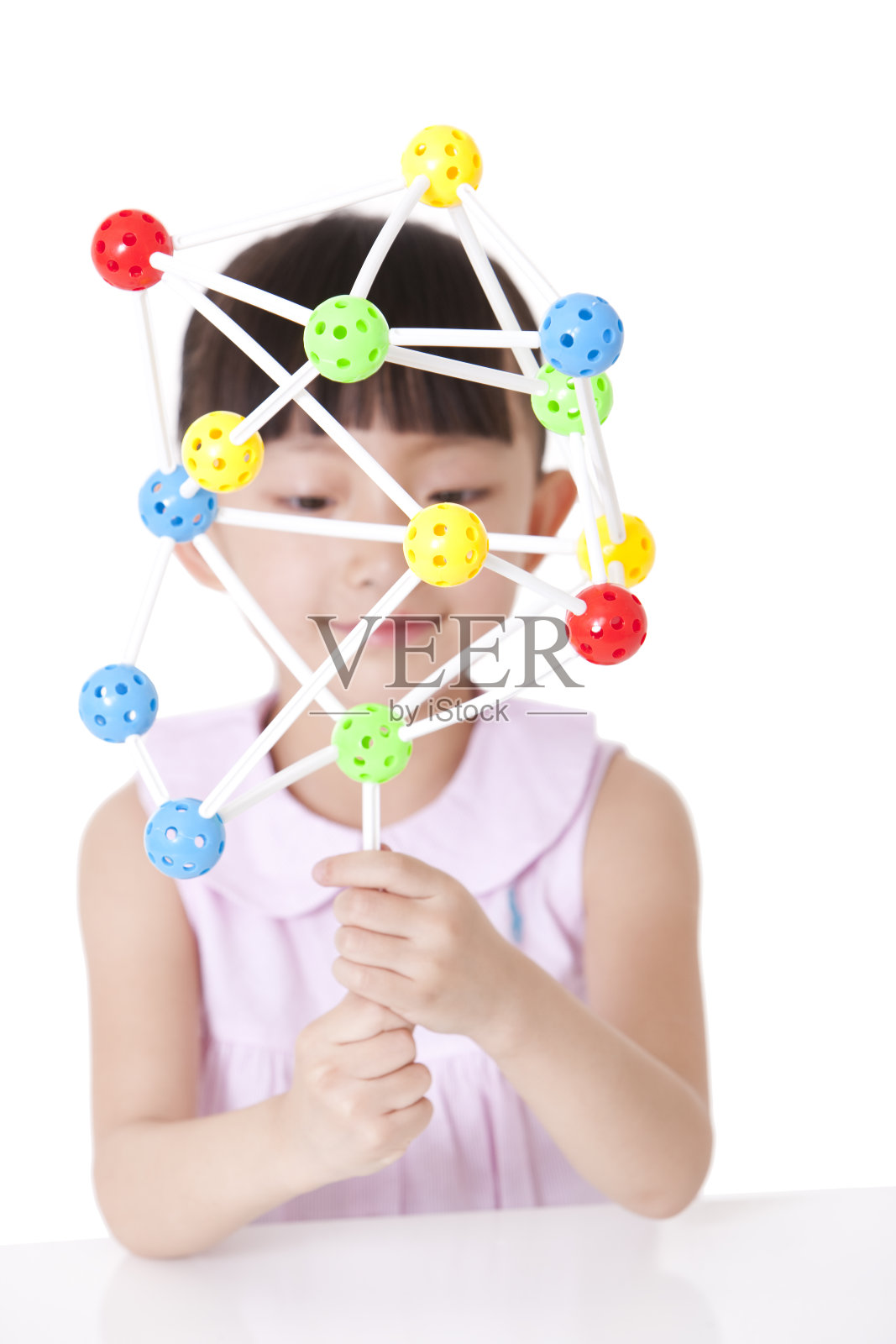 小女孩玩万象球照片摄影图片