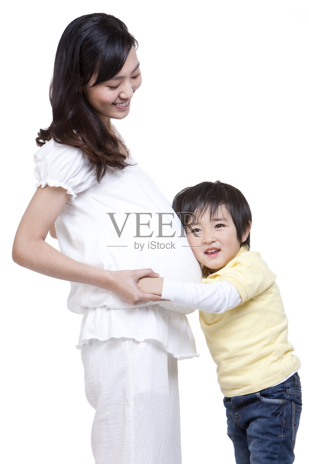 听孕妇肚子的小男孩照片摄影图片