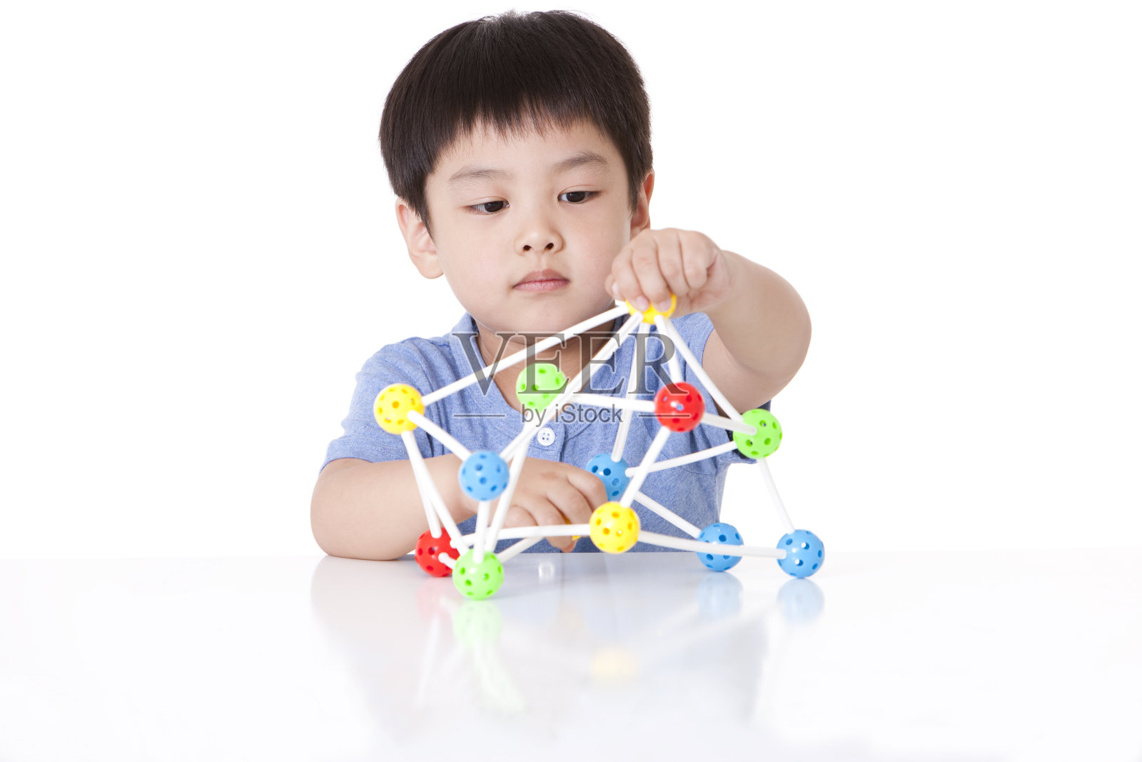 小男孩玩万象球照片摄影图片