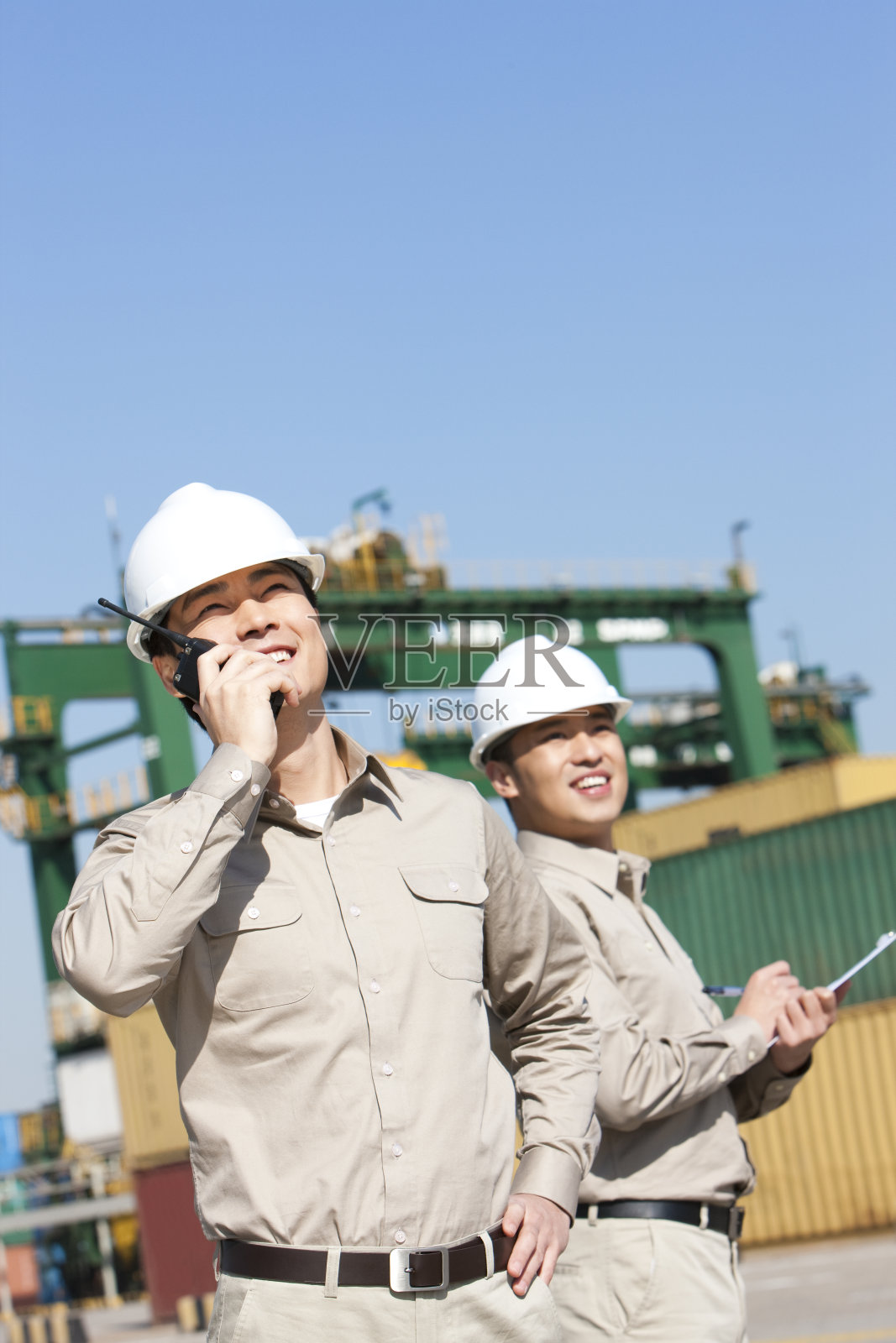 工作人员在码头照片摄影图片