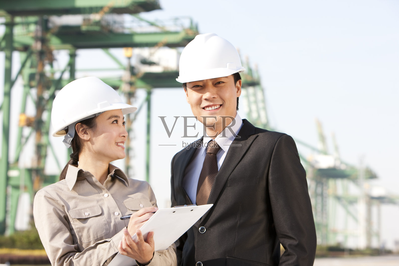 工作人员在码头照片摄影图片