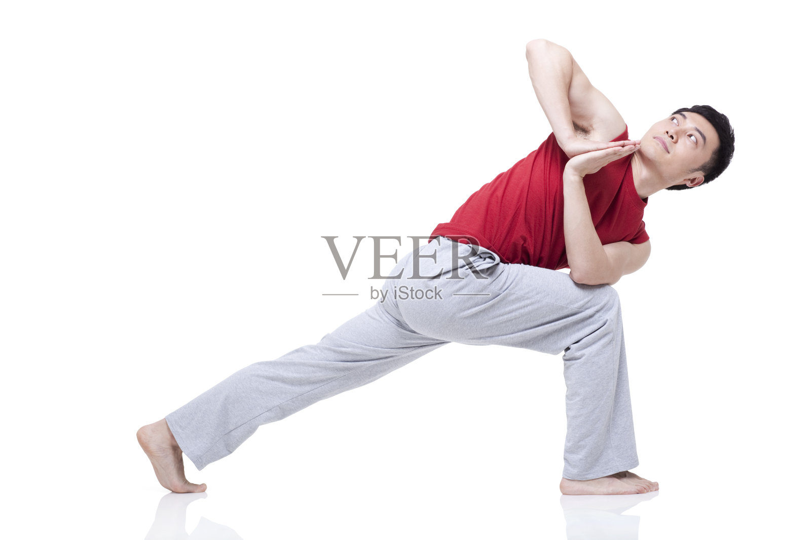年轻男子做瑜伽照片摄影图片