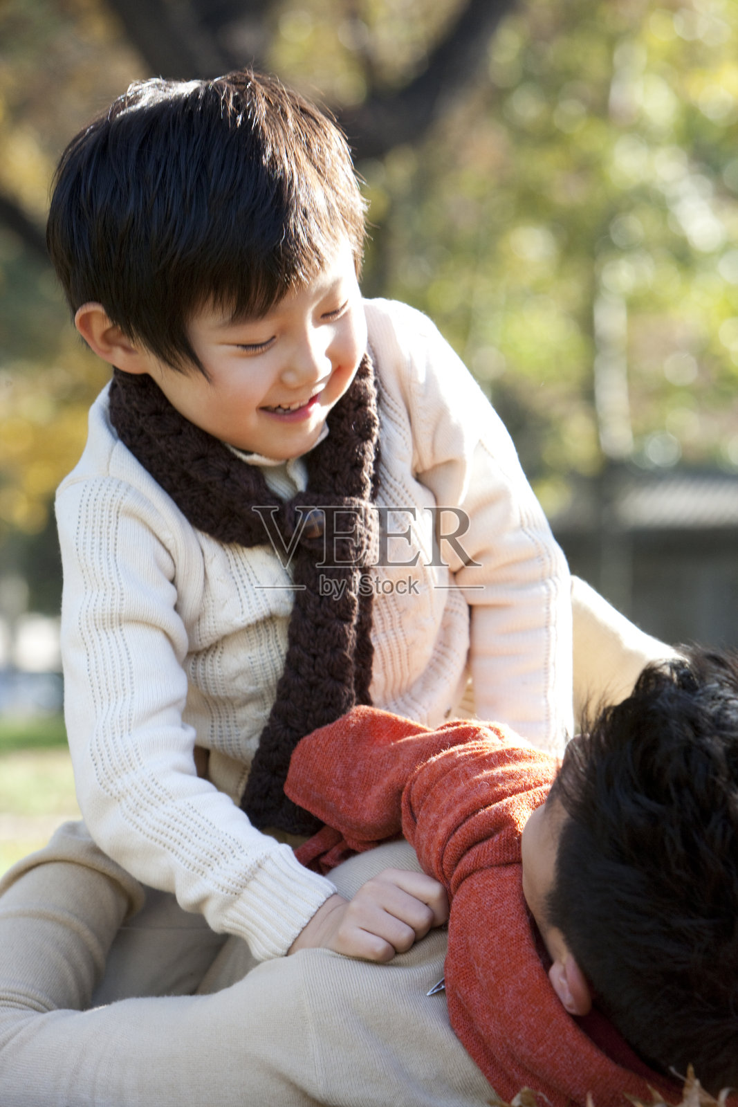 秋日里父子一起玩耍照片摄影图片