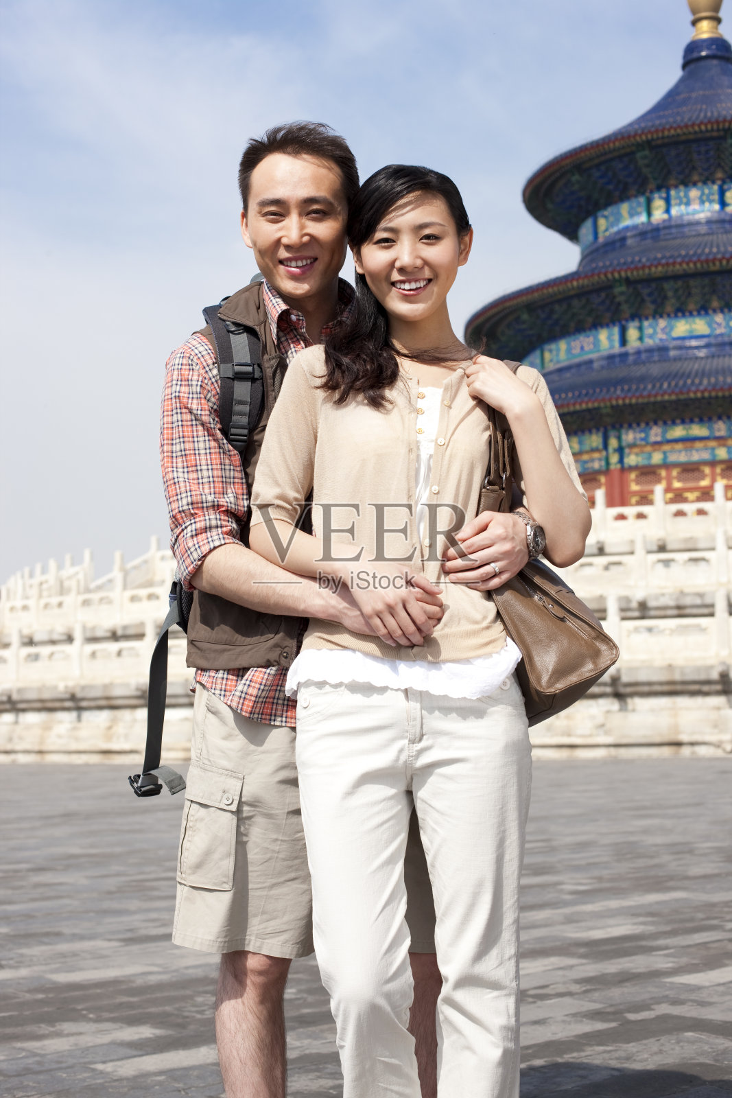 青年夫妇在天坛旅游照片摄影图片