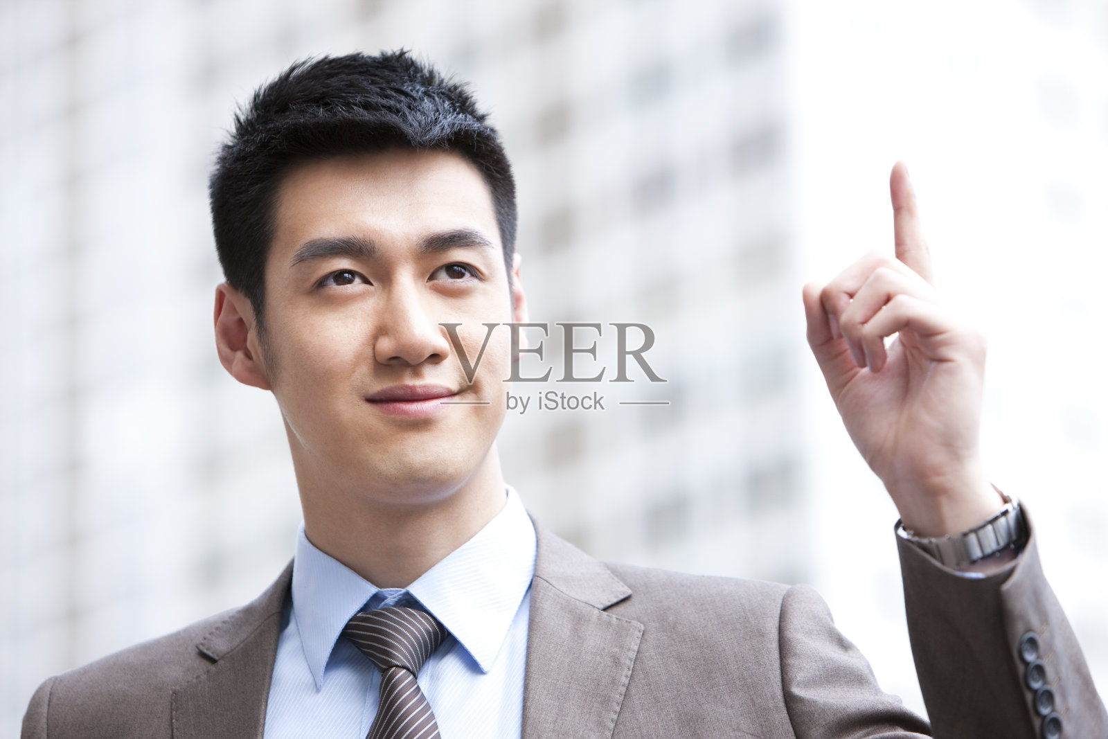 青年商务男士伸出手指照片摄影图片