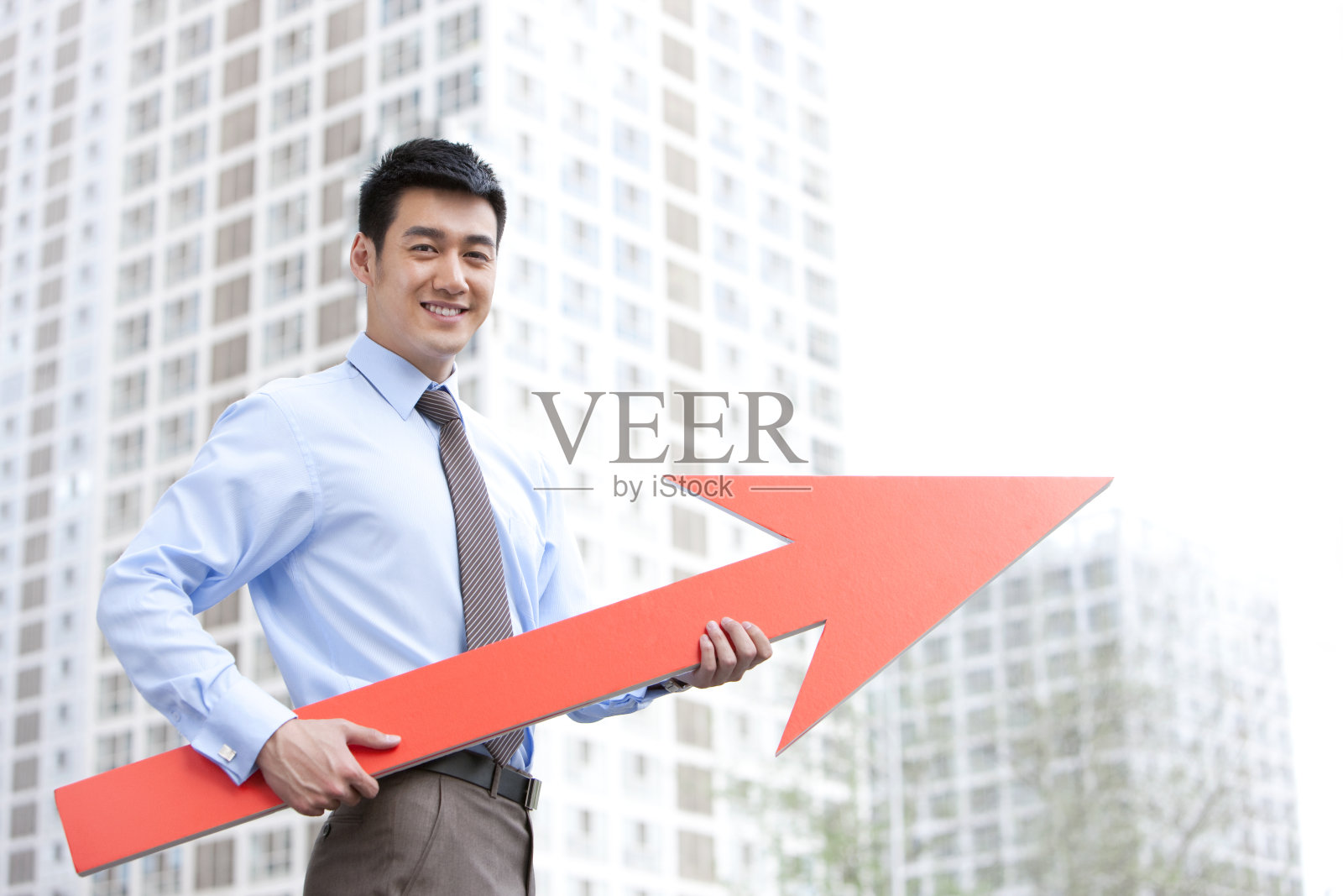 青年商务男士和箭头照片摄影图片