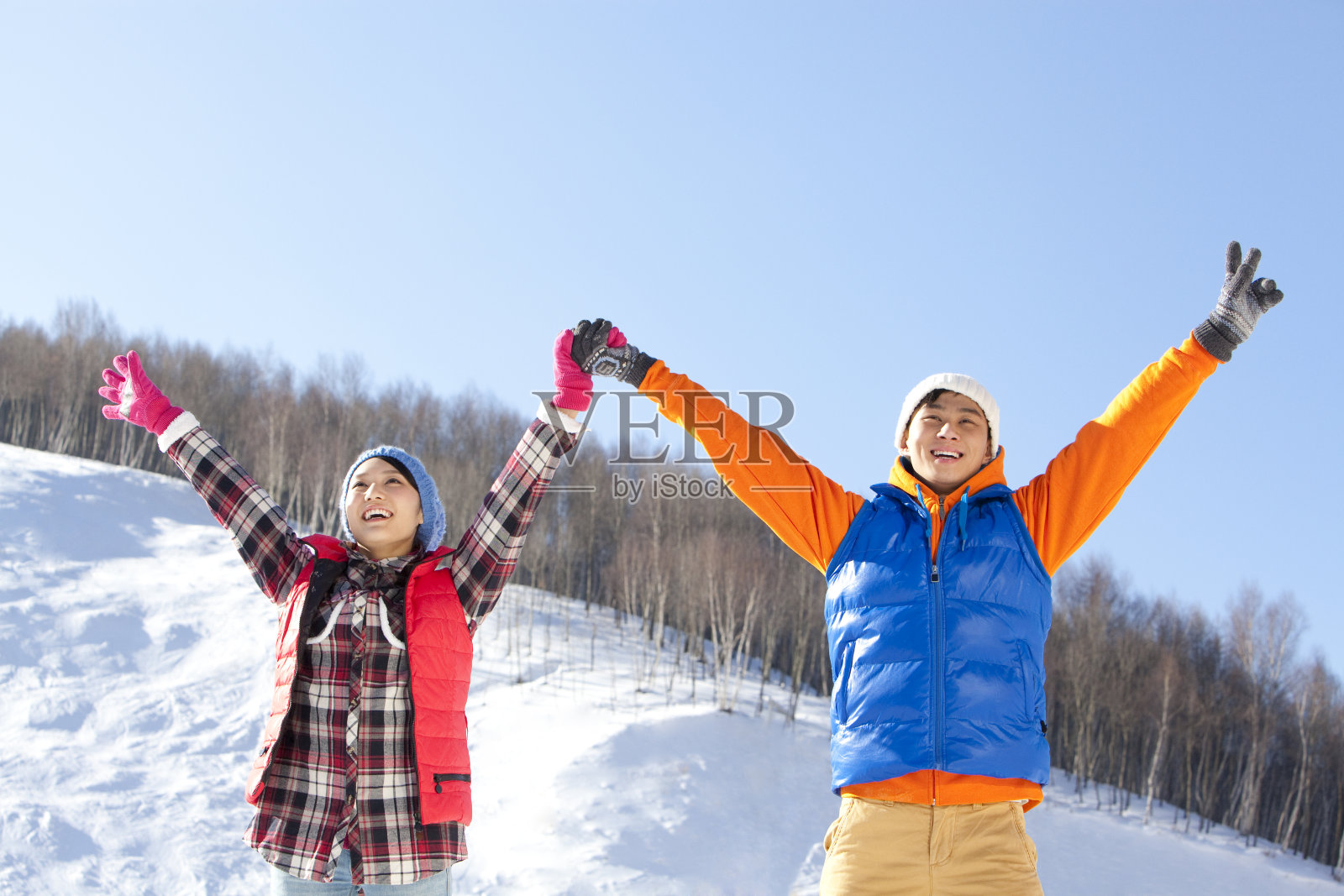 年轻情侣在滑雪场照片摄影图片