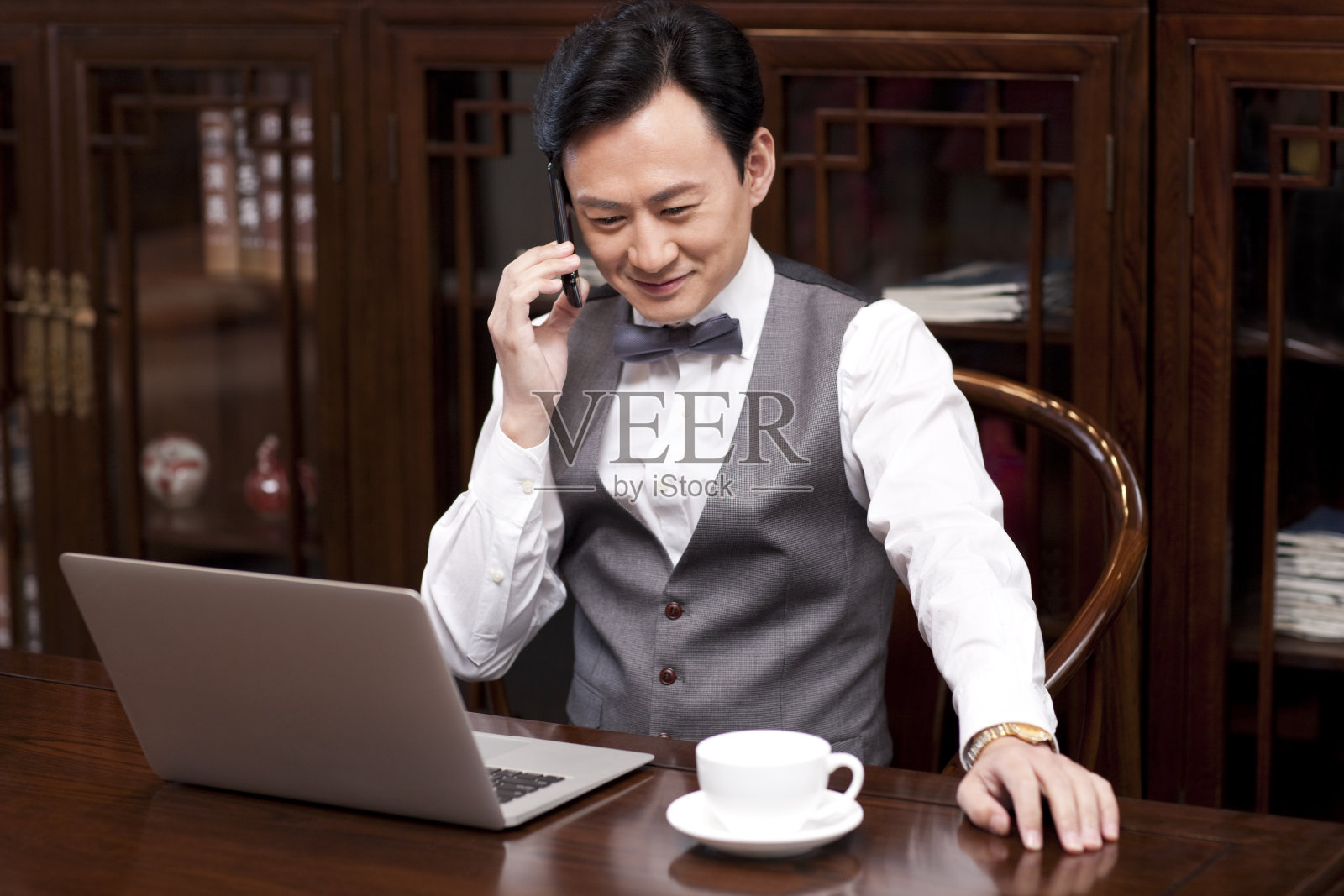 商务男士打电话照片摄影图片