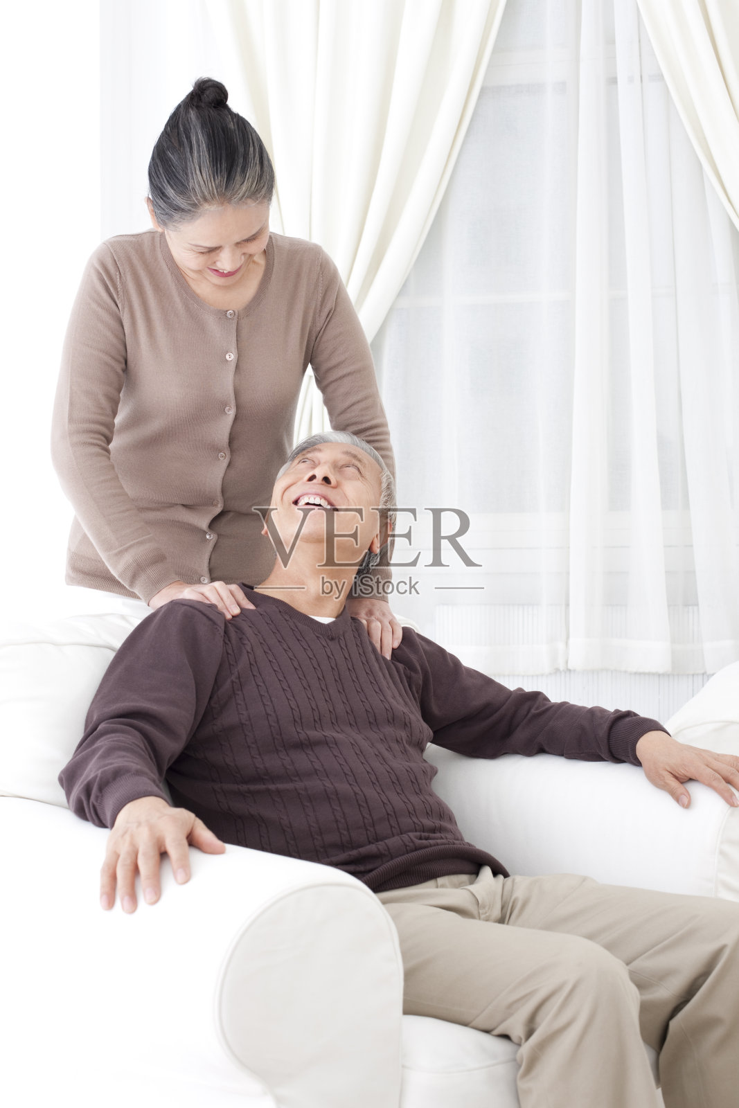 恩爱的老年夫妇照片摄影图片