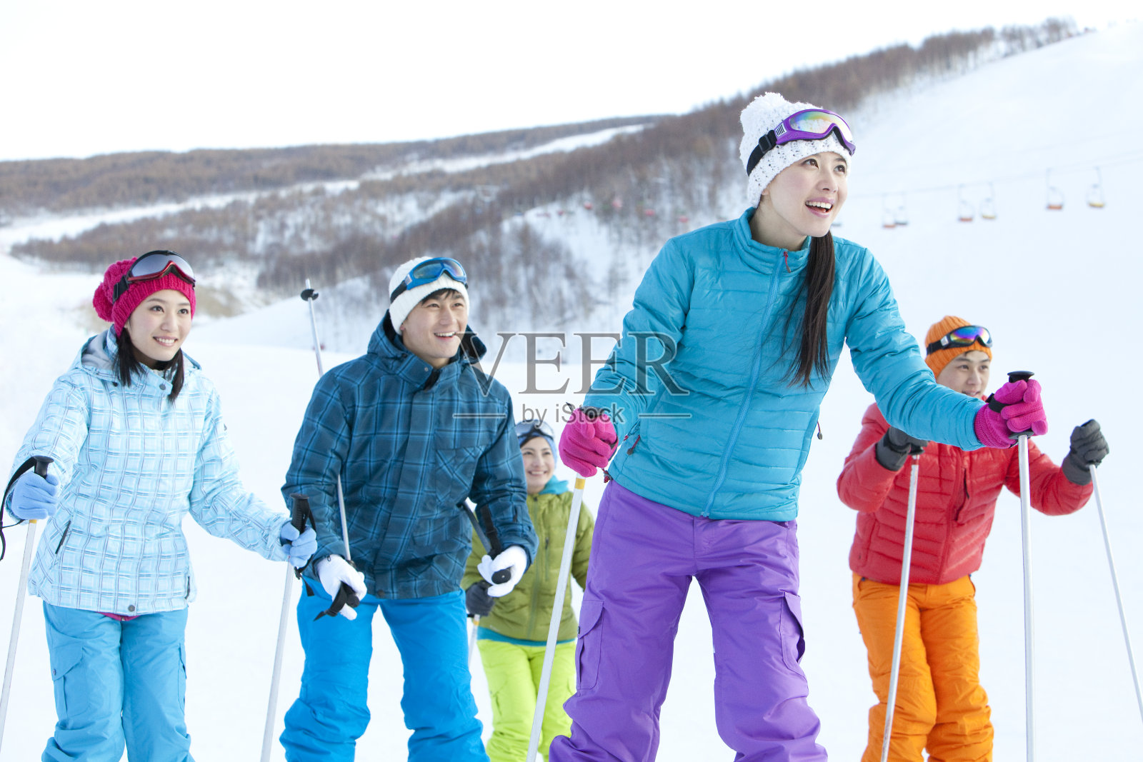 时尚青年男女在滑雪场照片摄影图片