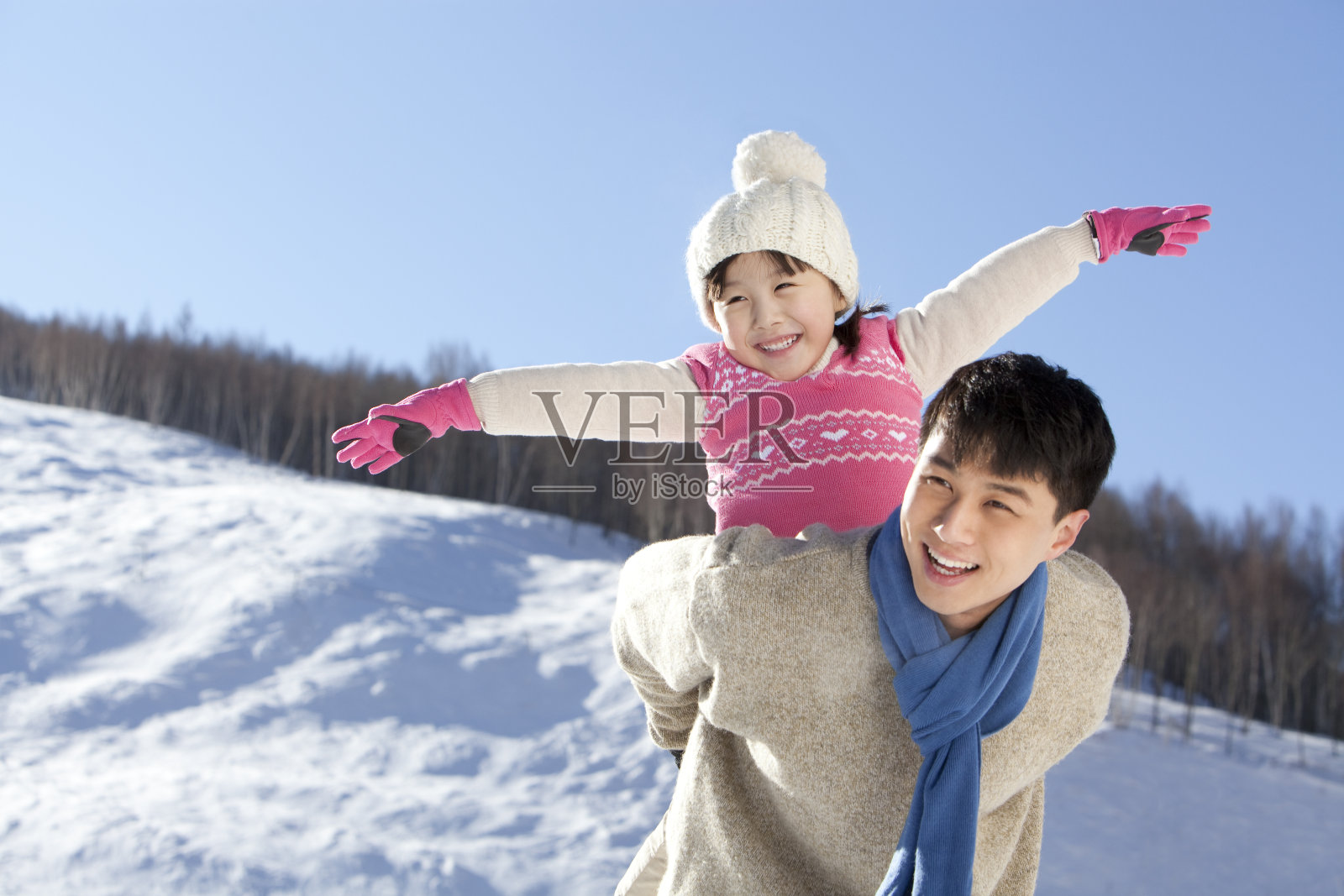 父女在雪地嬉戏照片摄影图片